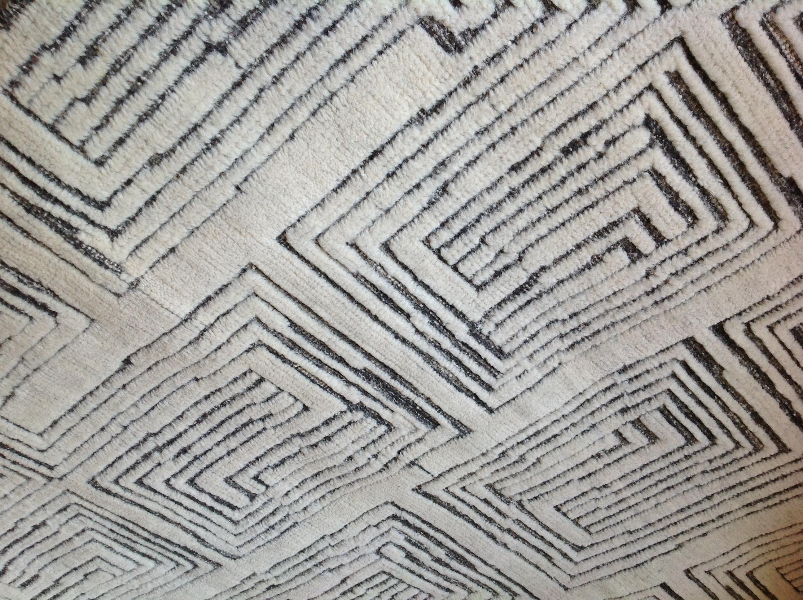 Cremefarbener und anthrazitfarbener Maze Teppich im Zustand „Neu“ im Angebot in Los Angeles, CA