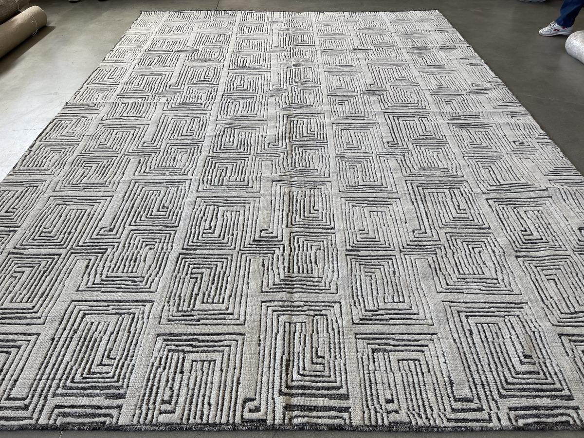 Contemporary Cream and Charcoal Maze Area Rug For Sale