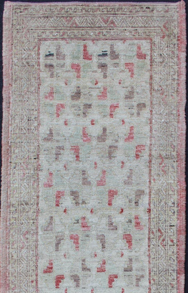 Tapis moderne à poils avec motif sur toute sa surface en corail et crème moderne, tapis AFG-28973, Keivan Woven Arts / pays d'origine / type : Afghanistan / Pilé, état : neuf

Ce tapis présente un design Khotan sur toute sa surface et une