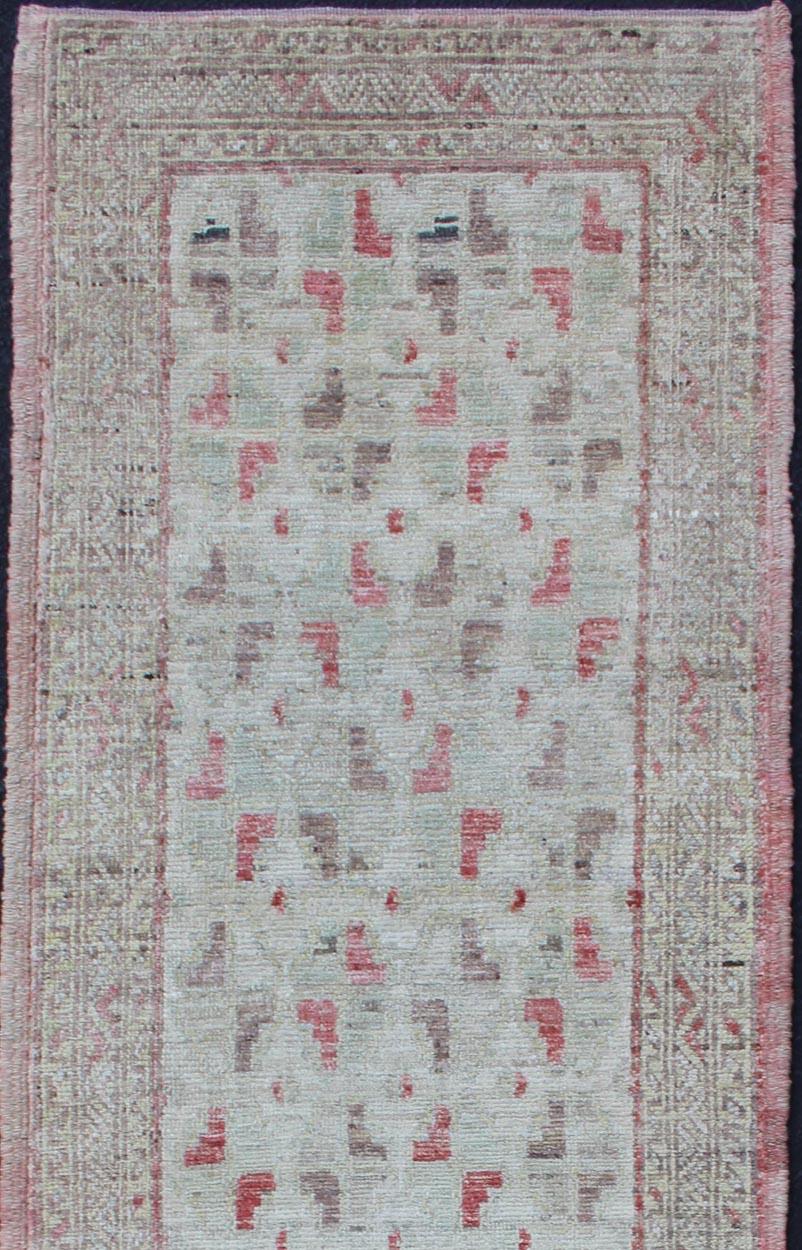 Modern piled rug with all-over design in coral and cream modern rug, rug AFG-28973, Keivan Woven Arts / country of origin / type: Afghanistan / Piled, condition: new

This rug features a all-over Khotan design and a combination of light green,