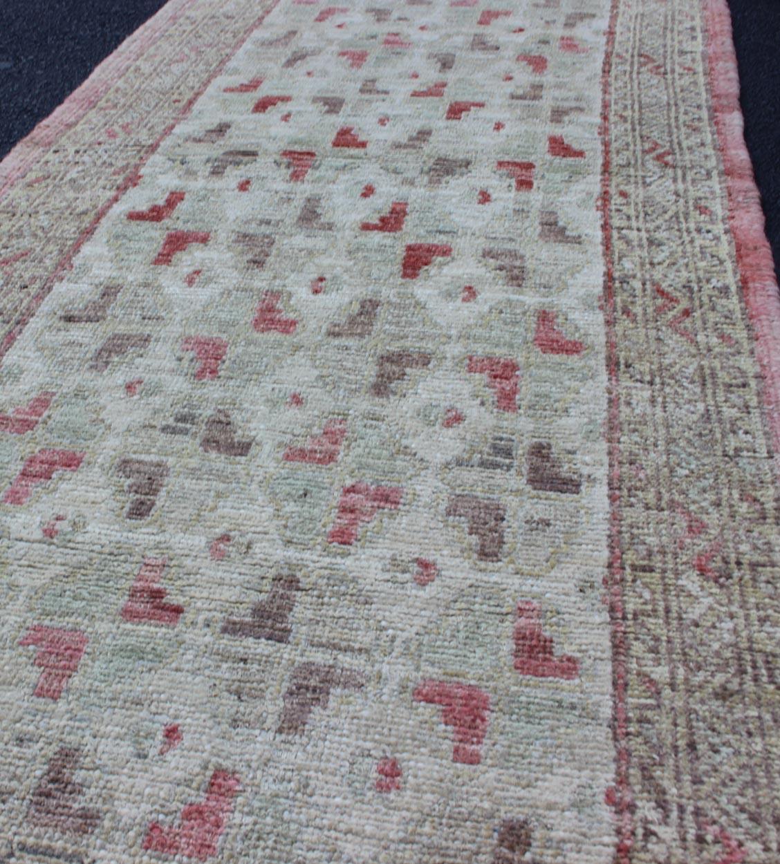 Afghan Tapis de couloir moderne Casual de couleur crème et corail avec motif Khotan sur toute sa surface en vente