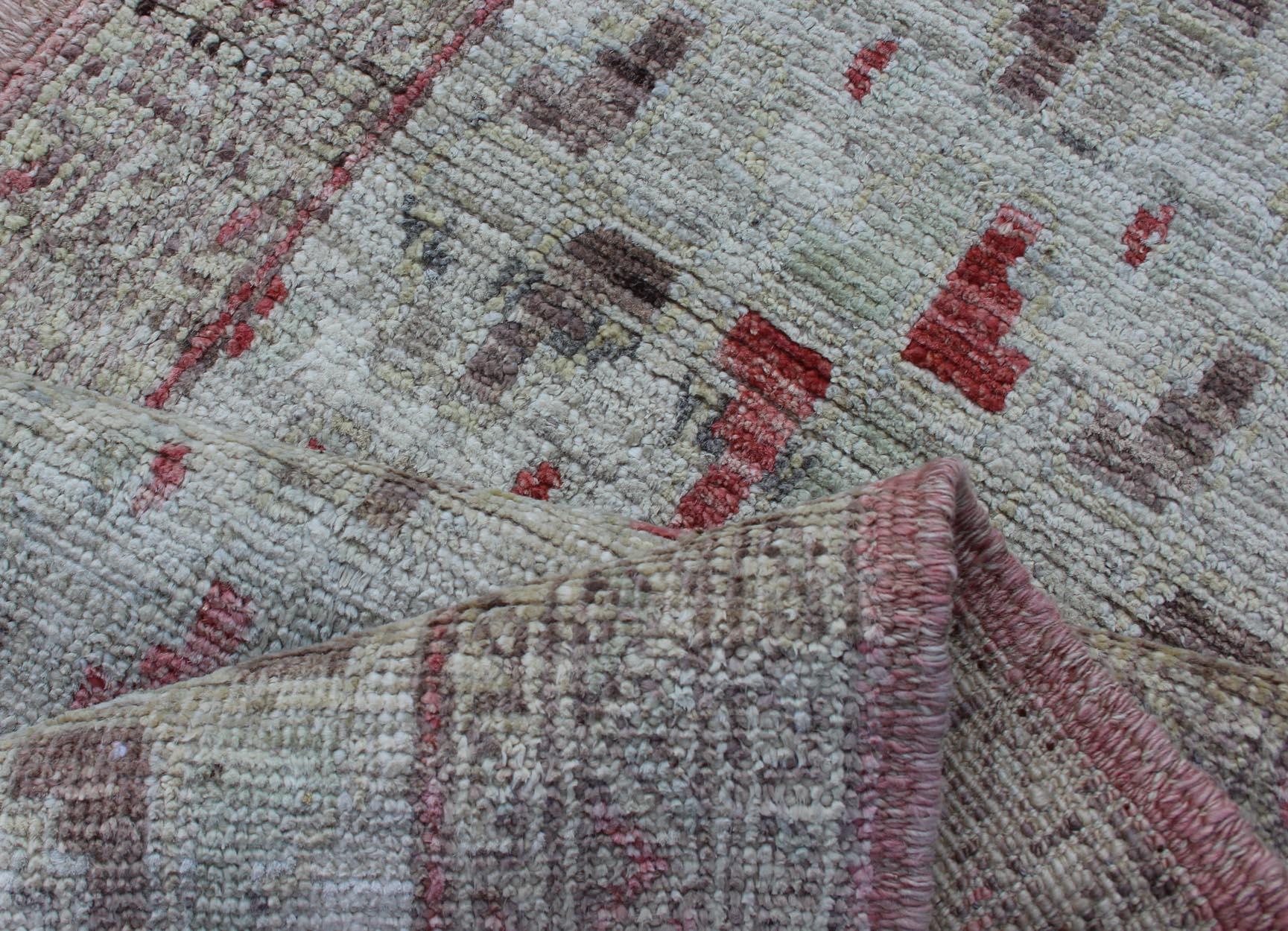 Laine Tapis de couloir moderne Casual de couleur crème et corail avec motif Khotan sur toute sa surface en vente