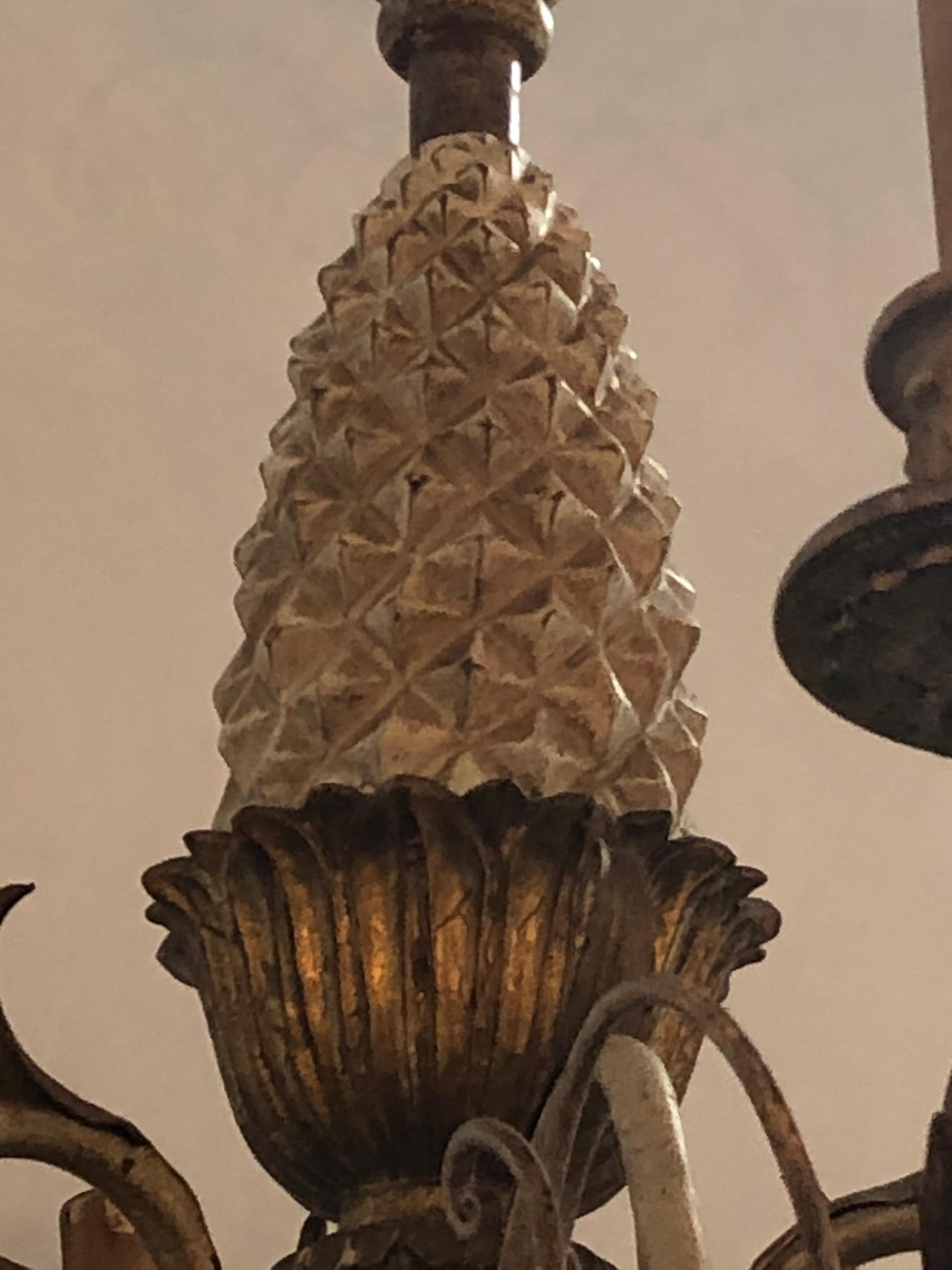 Creme und Gold Italienisch Ananas geschnitzt Holz und Eisen Kronleuchter (Neoklassisch) im Angebot