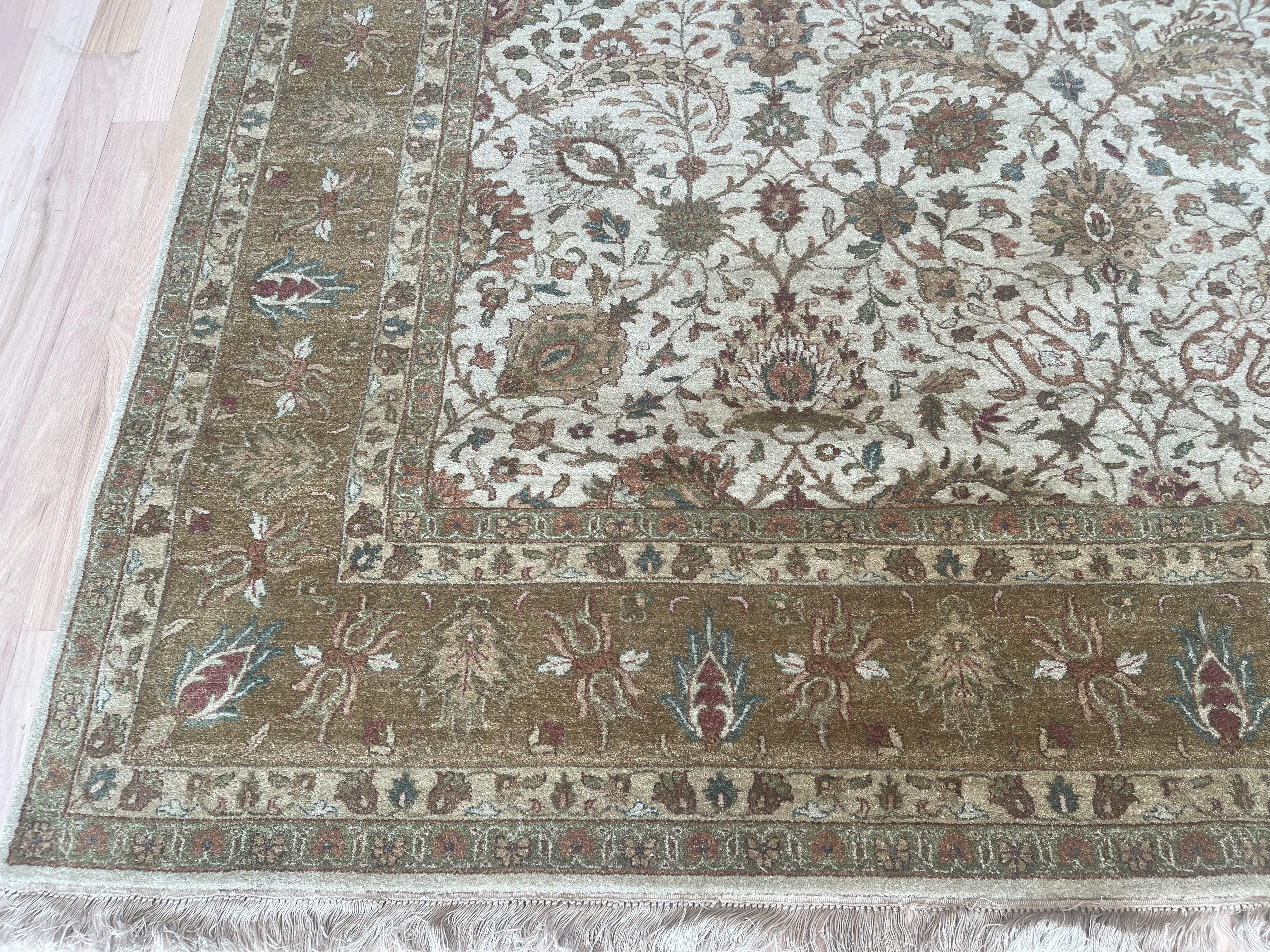 Alfombra de lana crema y dorada de estilo tradicional Indio en venta