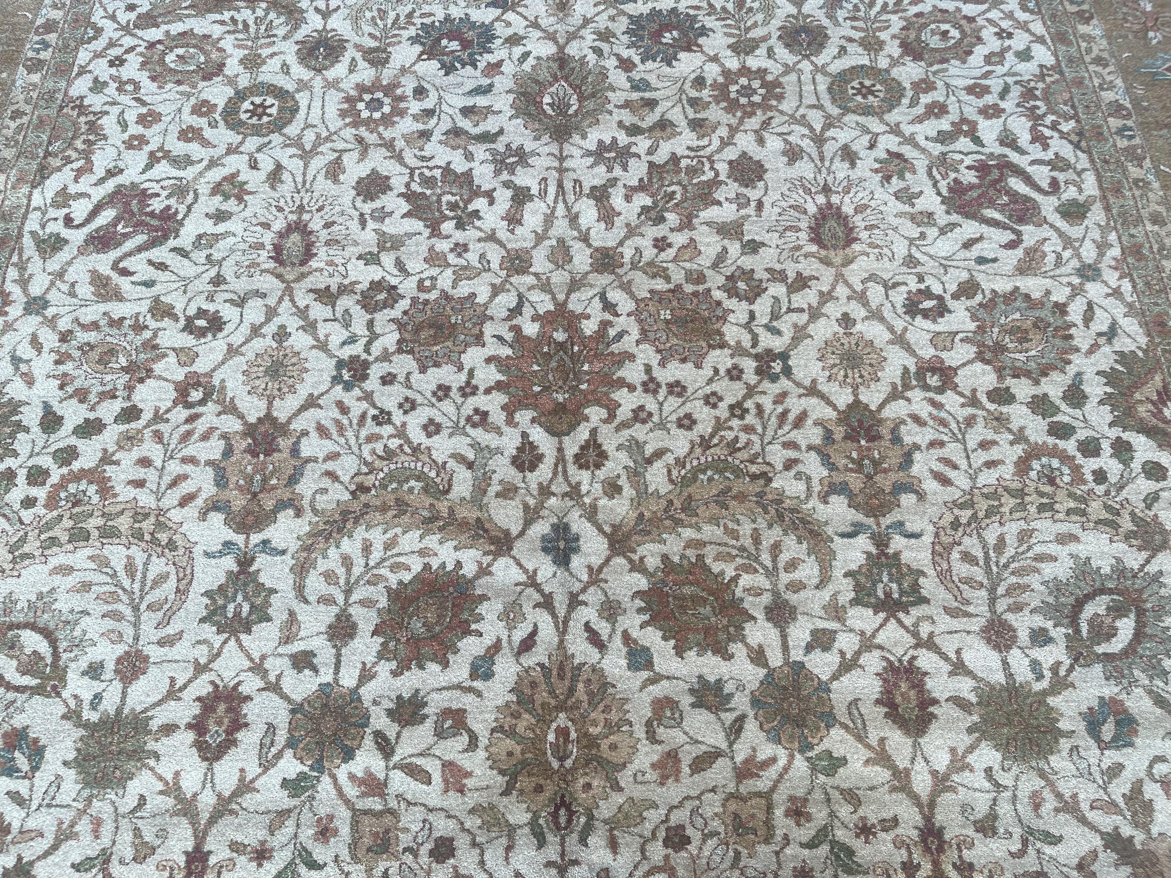 Alfombra de lana crema y dorada de estilo tradicional Anudado a mano en venta
