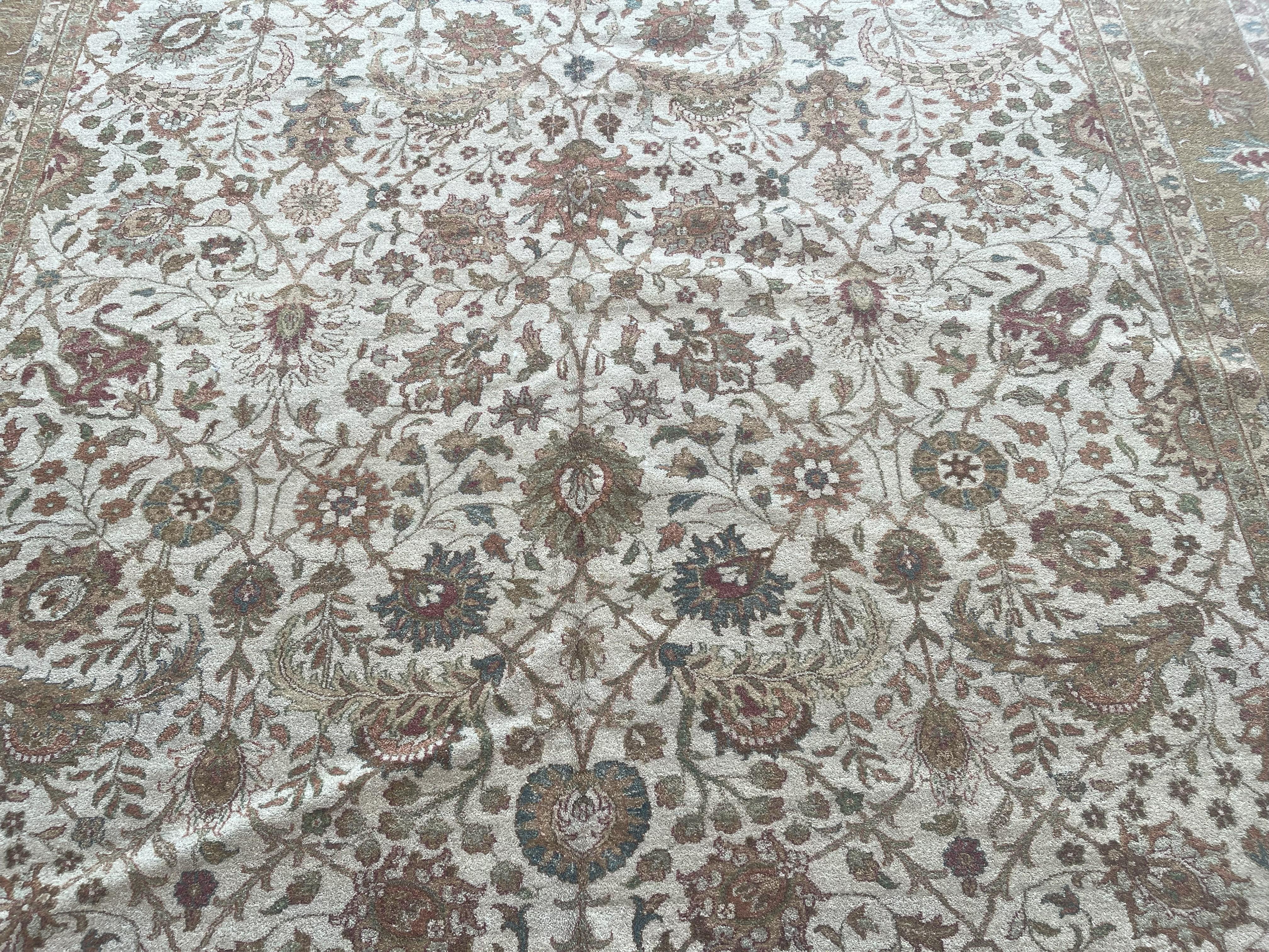 Alfombra de lana crema y dorada de estilo tradicional en venta 1