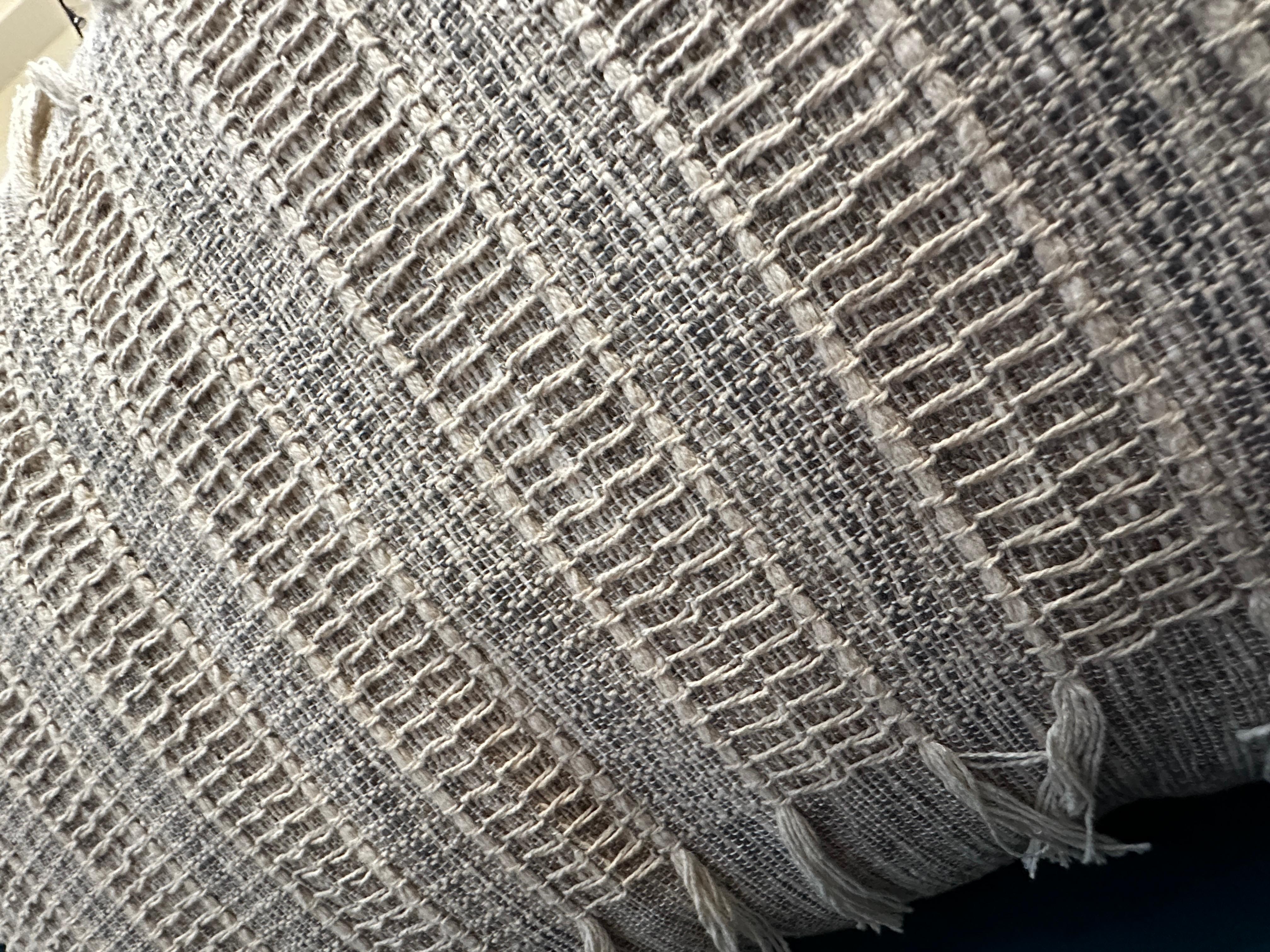 Pair of Cream and Gray Fringe Throw Pillows Neuf - En vente à West Hollywood, CA