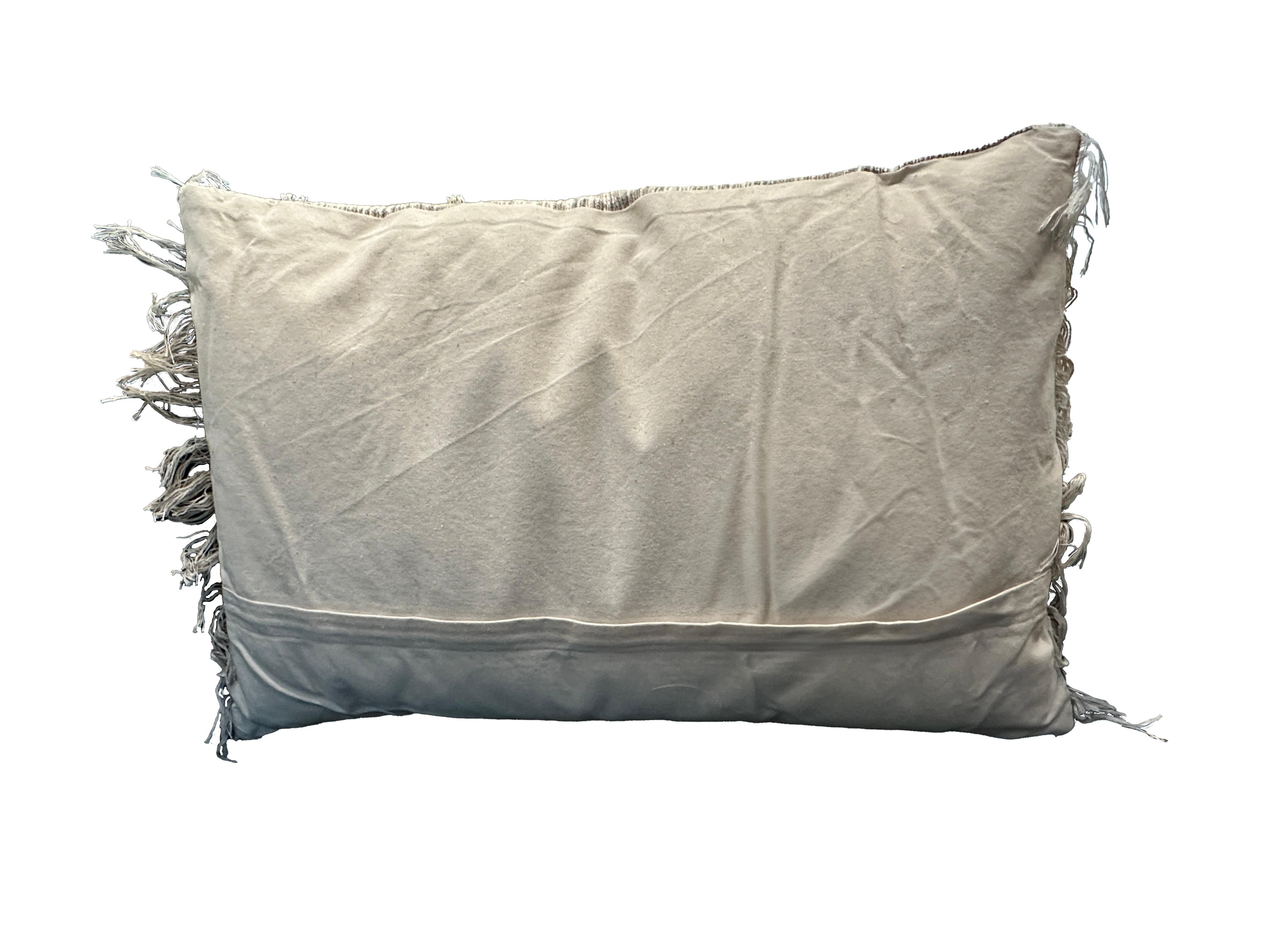 Laine Pair of Cream and Gray Fringe Throw Pillows en vente