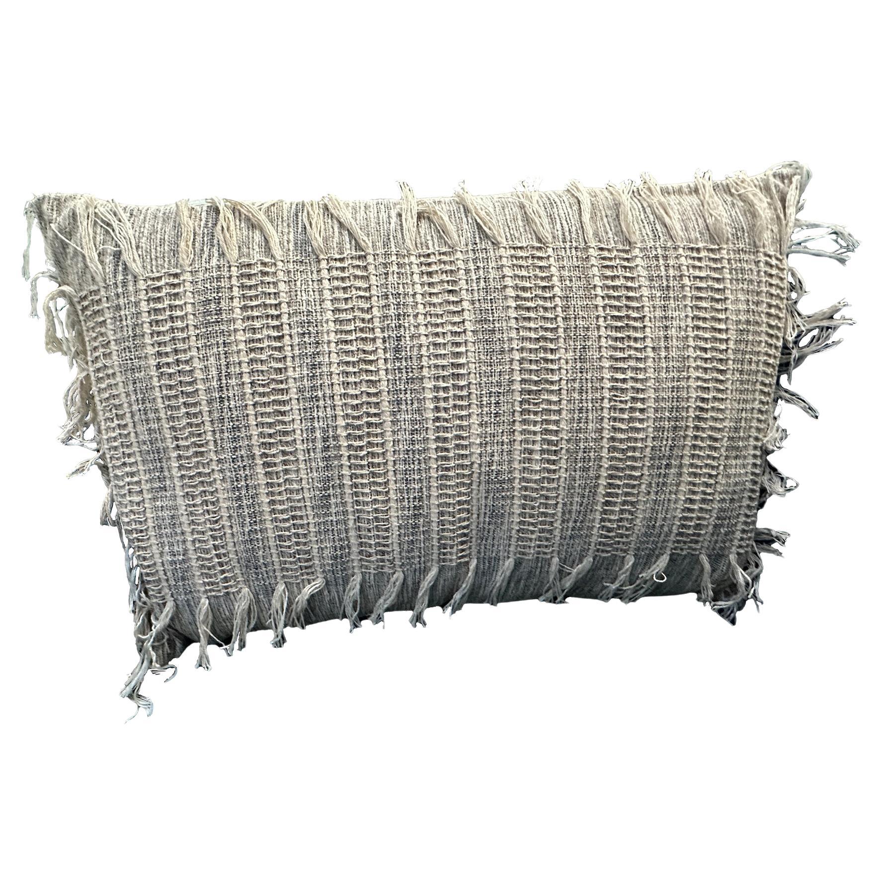 Ajoutez une touche de texture et d'ambiance bohème à votre intérieur avec une paire de coussins à franges crème et gris Mesurant 24 pouces de large, 4 pouces de profondeur et 16 pouces de haut, ces coussins sont conçus pour être à la fois élégants