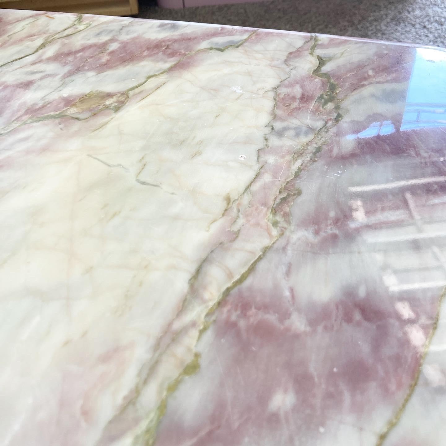Table basse à plateau carré arrondi en marbre crème et rose Bon état - En vente à Delray Beach, FL