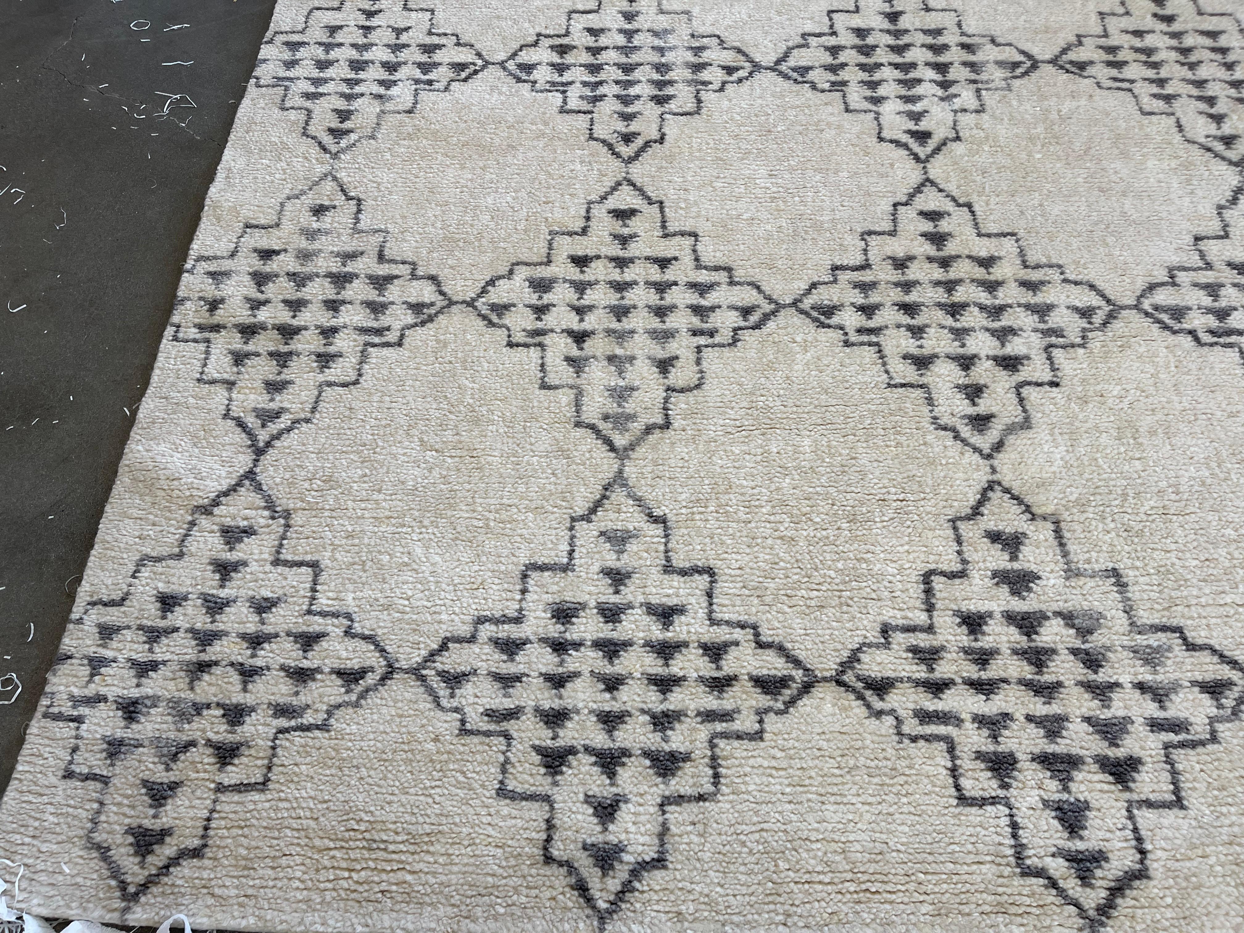 Indian Cream and Silver Diamond Design Area Rug For Sale