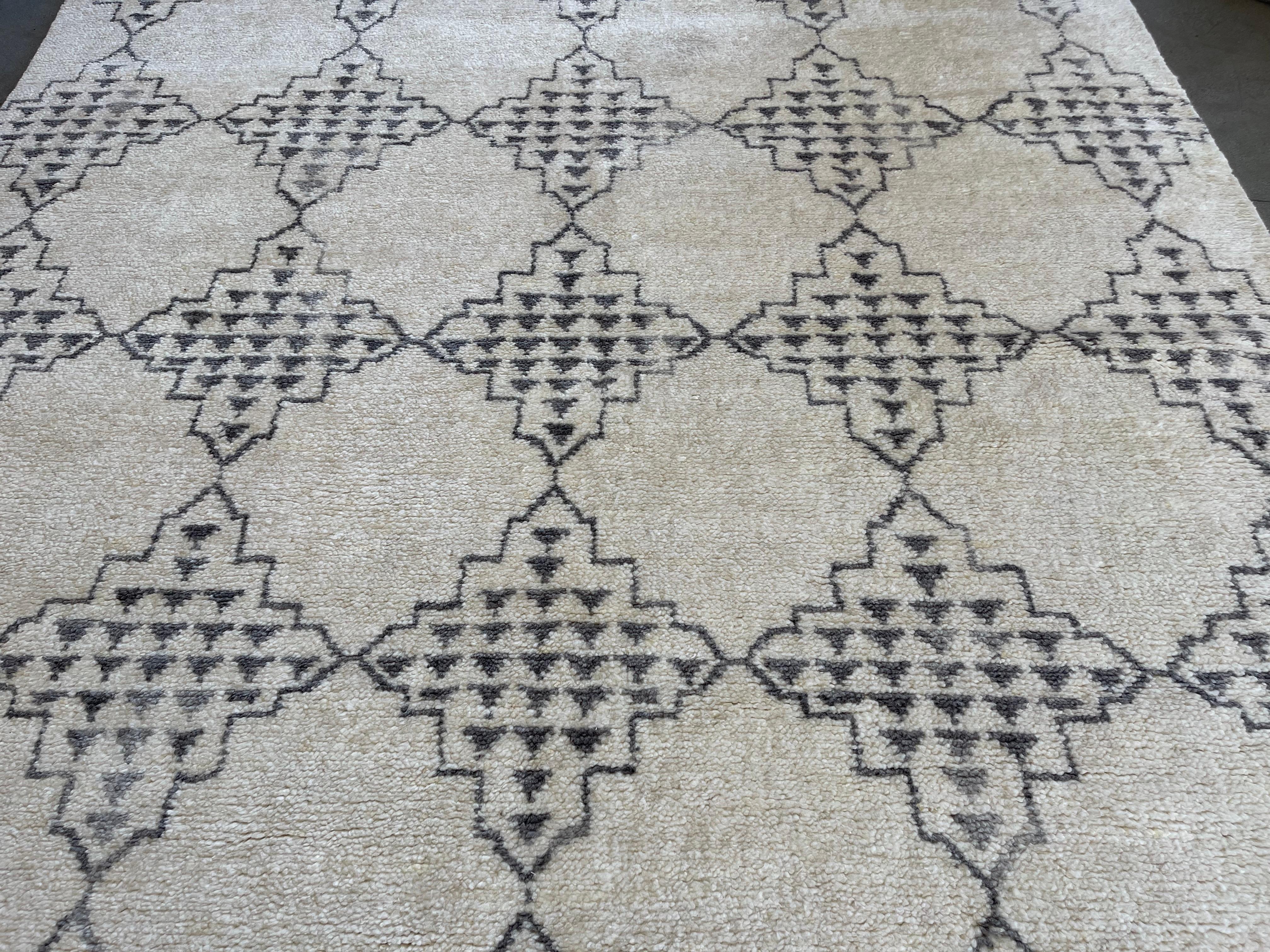 Hand-Knotted Cream and Silver Diamond Design Area Rug For Sale