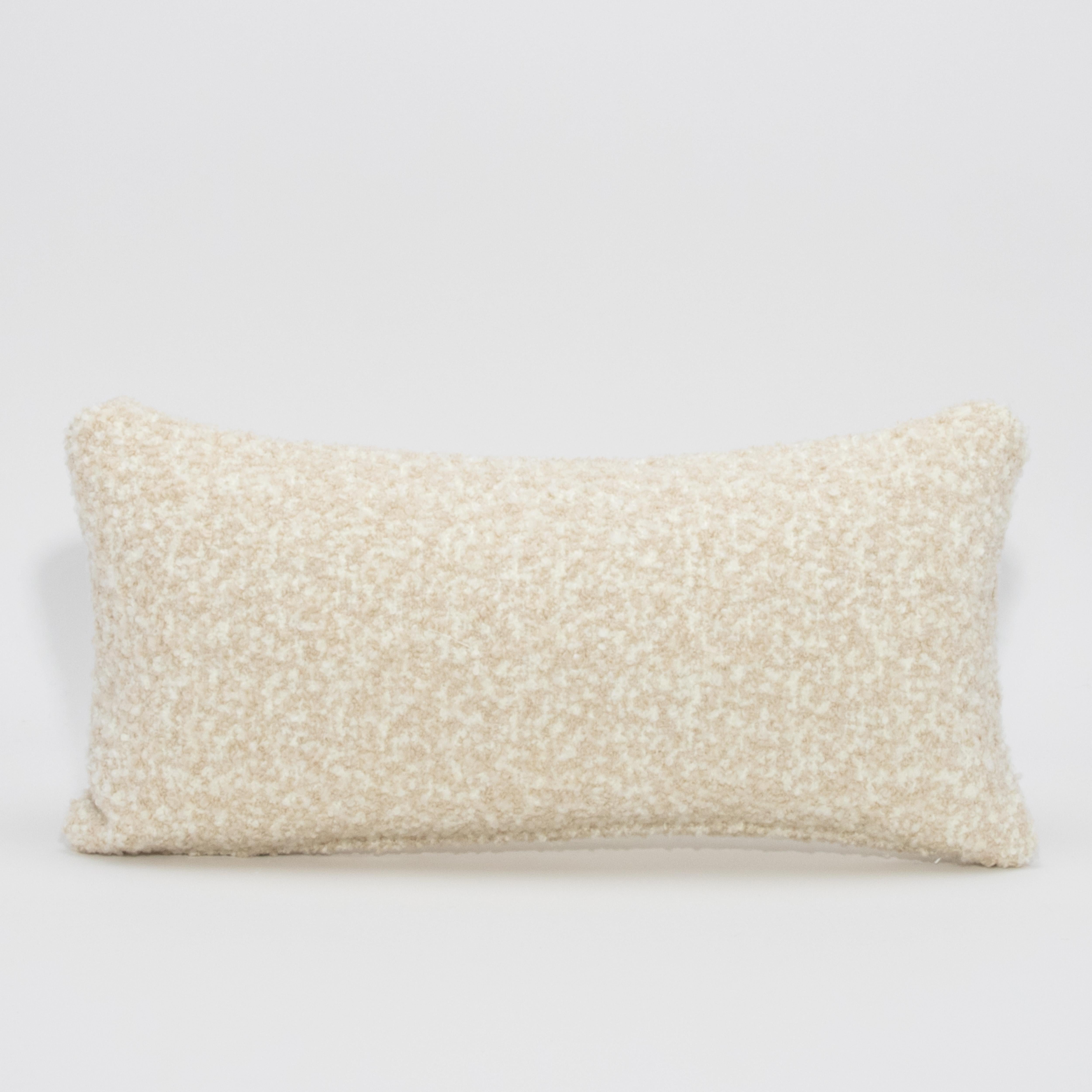 Aggiungi un tocco di accogliente eleganza al tuo spazio con questo cuscino a forma di rene, realizzato in morbido tessuto bouclé. La silhouette allungata offre comfort e raffinatezza, rendendola perfetta per divani, poltrone o letti. Avvolto in una