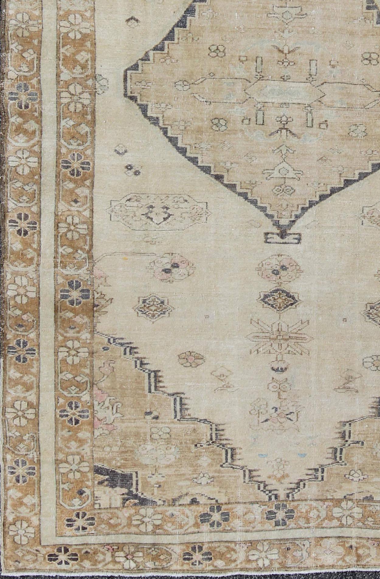 Etched medallion vintage rug Oushak from Turkey with neutral tones, rug en-141811, country of origin / type: Turkey / Oushak, circa 1950.

This striking vintage Turkish Oushak rug bears an cream-colored body that is highlighted by a dazzling, etched