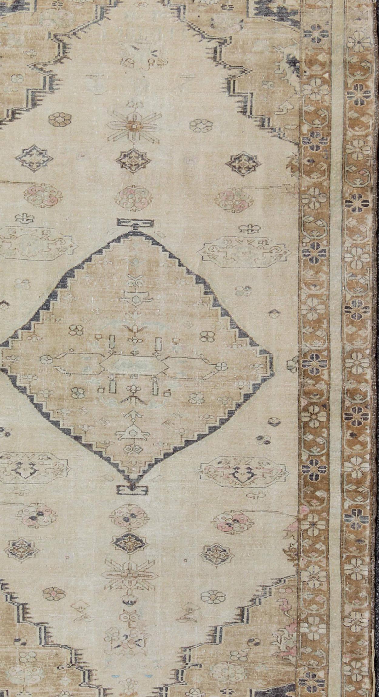 Cream and Taupe Midcentury Turkish Oushak Rug with Etched Medallion Design In Excellent Condition For Sale In Atlanta, GA