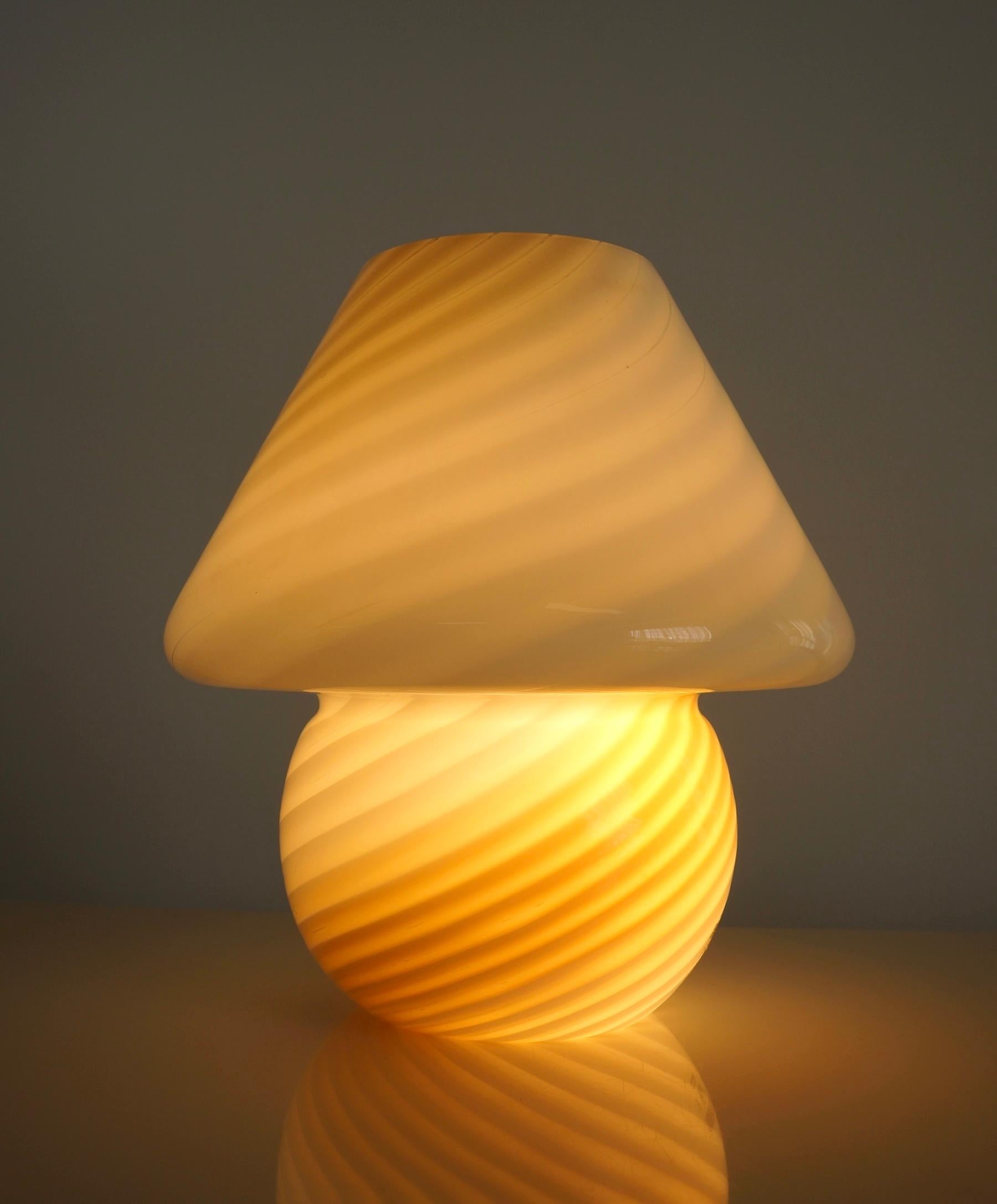 Mid-Century Modern Lampe champignon en verre d'art de Murano crème et blanc  en vente