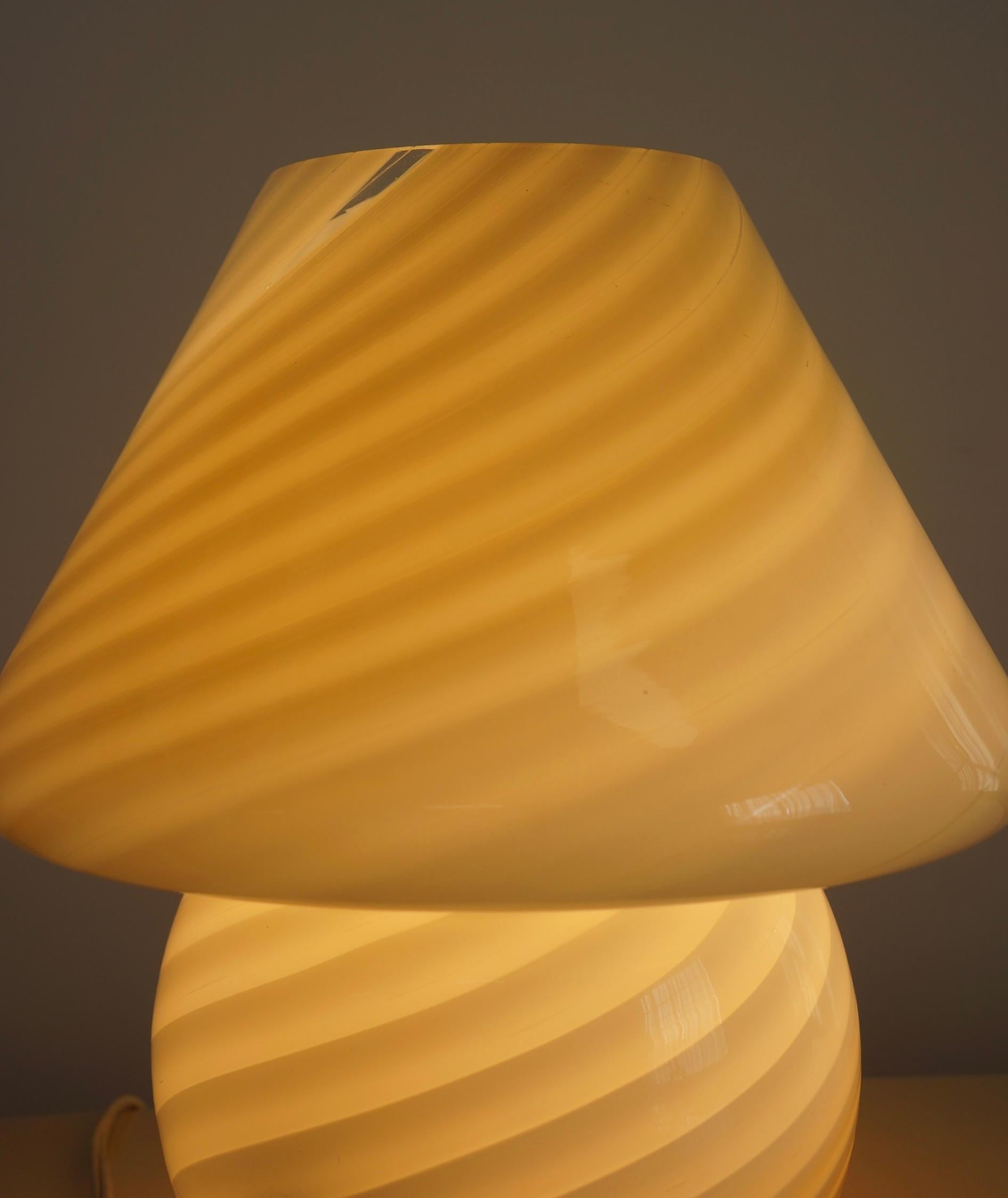 Fin du 20e siècle Lampe champignon en verre d'art de Murano crème et blanc  en vente