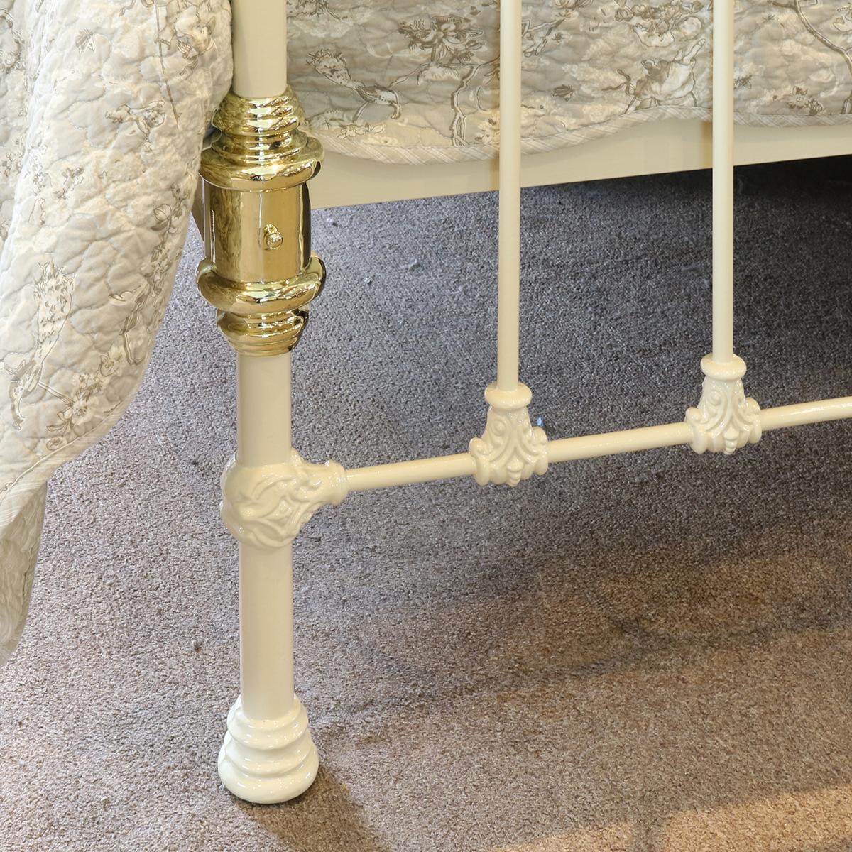 Cream Antique Bed MK196 In Good Condition In Wrexham, GB