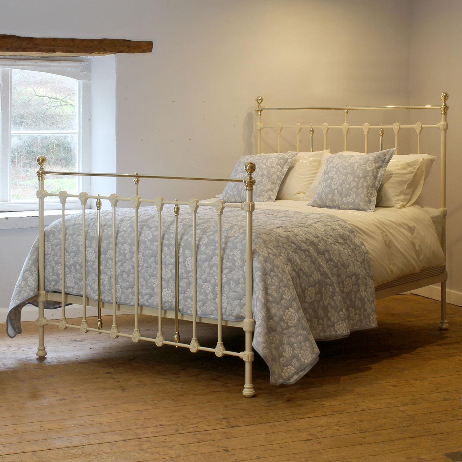 Ein attraktives antikes Bett aus Gusseisen in cremefarbener Farbe mit geraden Messinggeländern und dekorativen Gussteilen, die Sonnenmotive darstellen.

Dieses Bett kann mit einem UK-King-Size- oder US-Queen-Size-Matratzen-Set (5ft, 60in oder 150cm