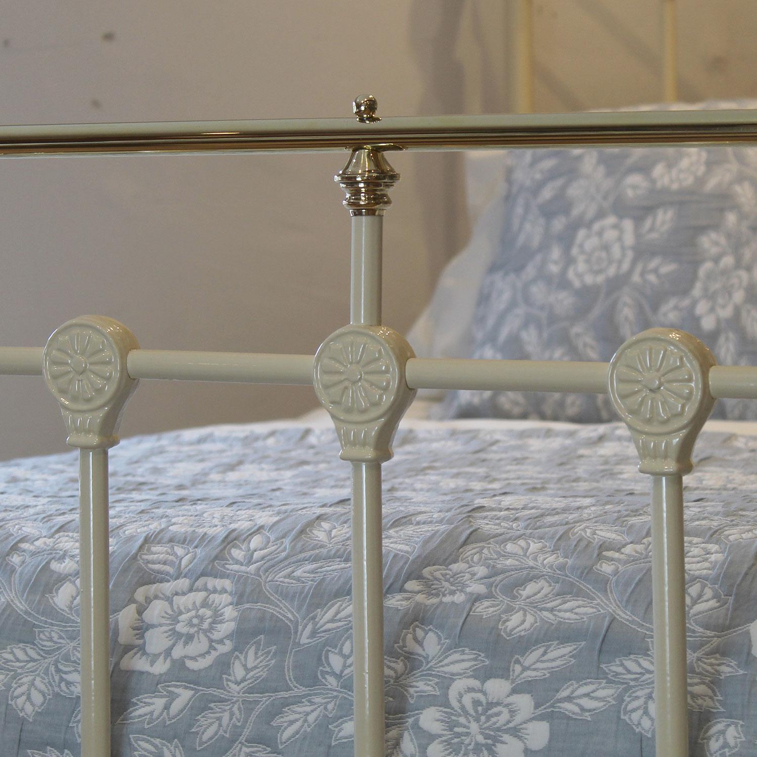 Cream Antique Bed with Sun Design Castings MK298 In Good Condition For Sale In Wrexham, GB