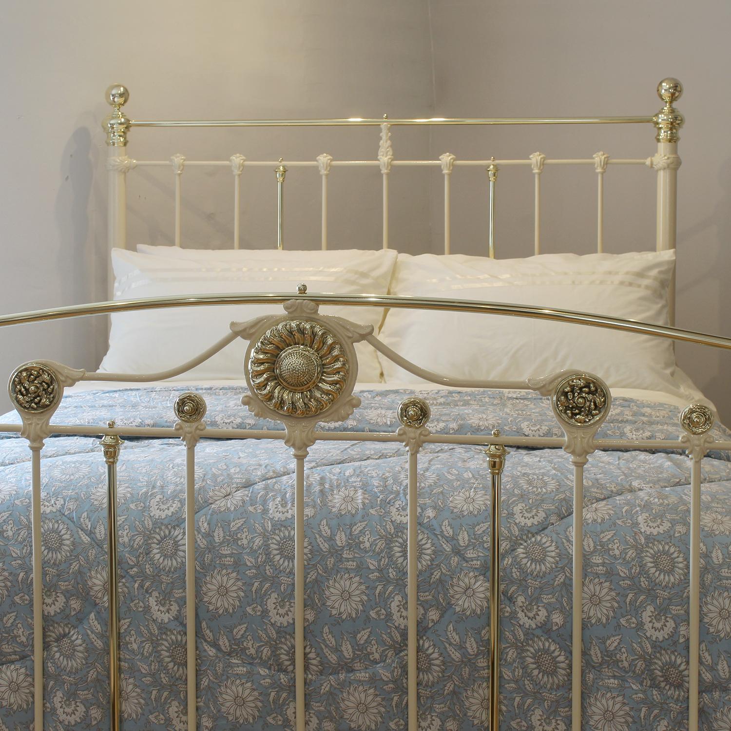 Cremefarbenes antikes Bett mit Sonnenblumenmuster und Rosetten MK301 (Englisch) im Angebot
