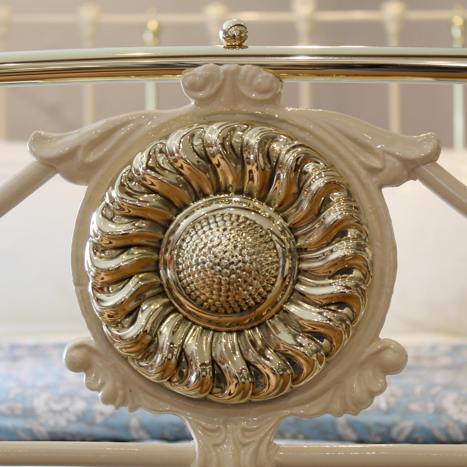 19th Century Cream Antique Bed with Sunflower Design Rosettes MK301 For Sale