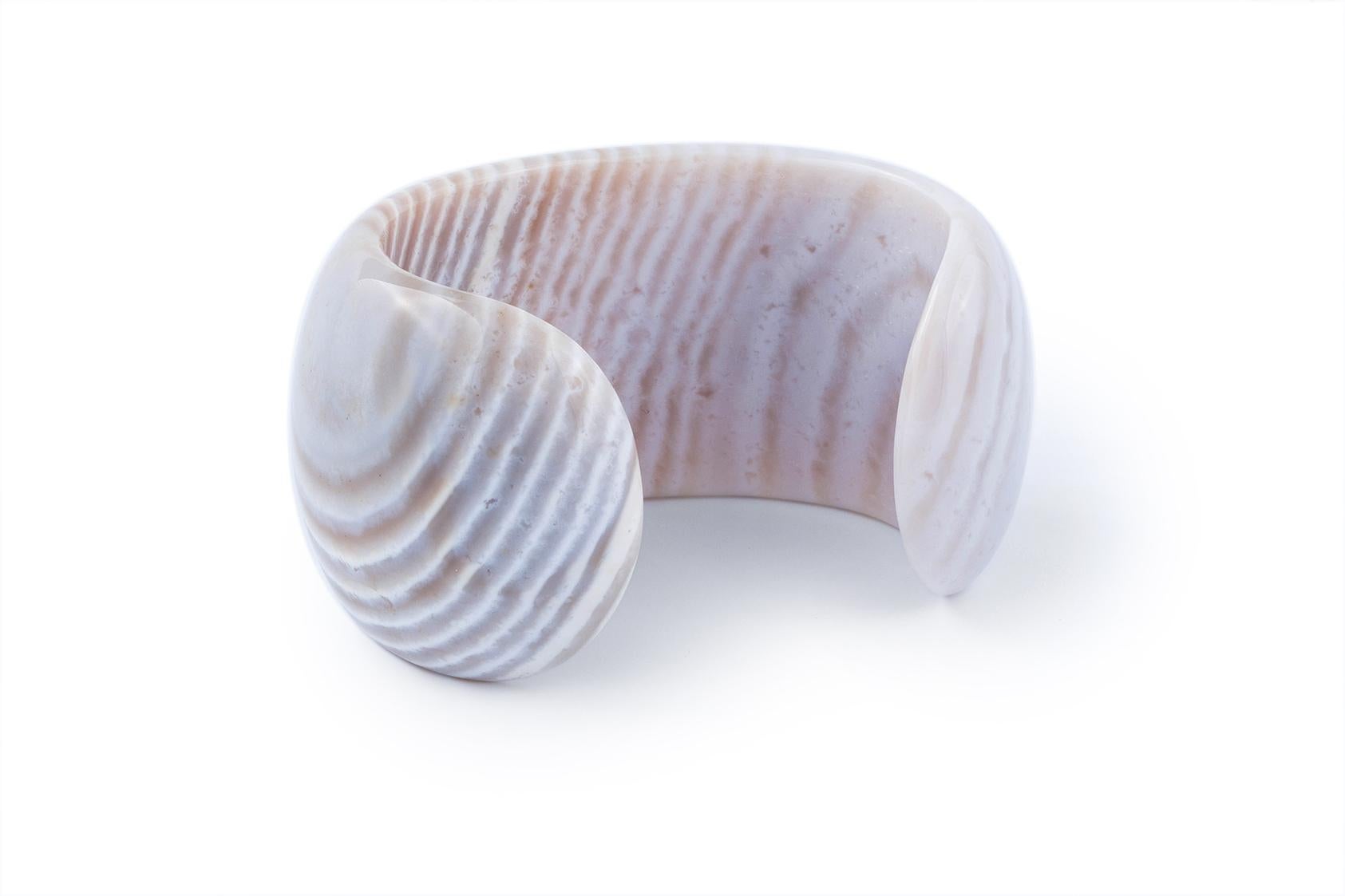 Taille cabochon Brassard crème Laura en calcédoine en vente