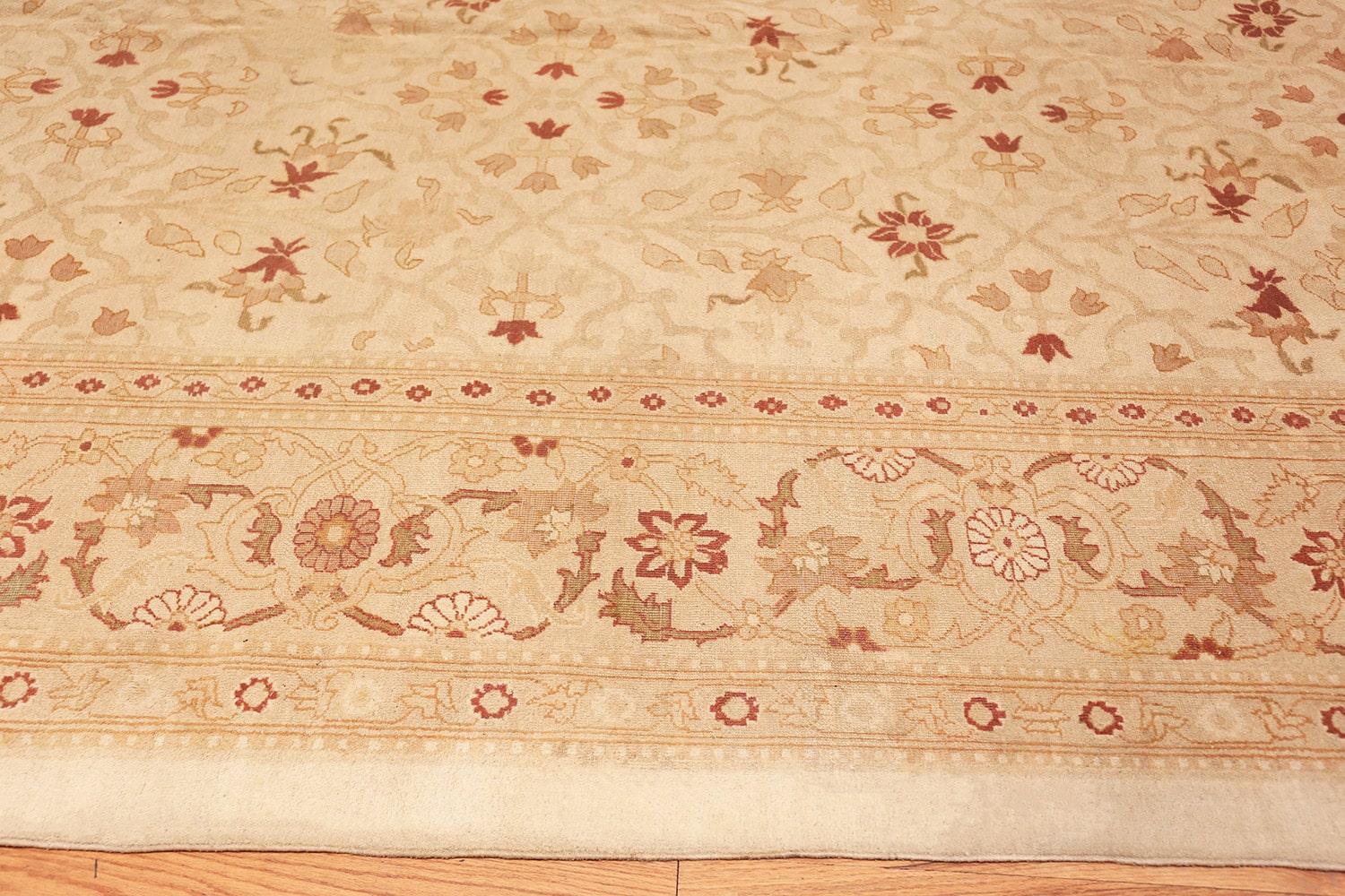 Indian Amritsar Rug. Size: 13 ft 7 in x 17 ft  In Excellent Condition For Sale In New York, NY