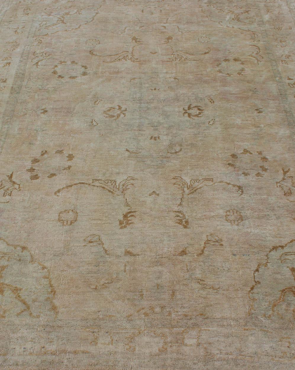 Cream Background Midcentury Vintage Oushak Rug from Turkey with Floral Design For Sale 4