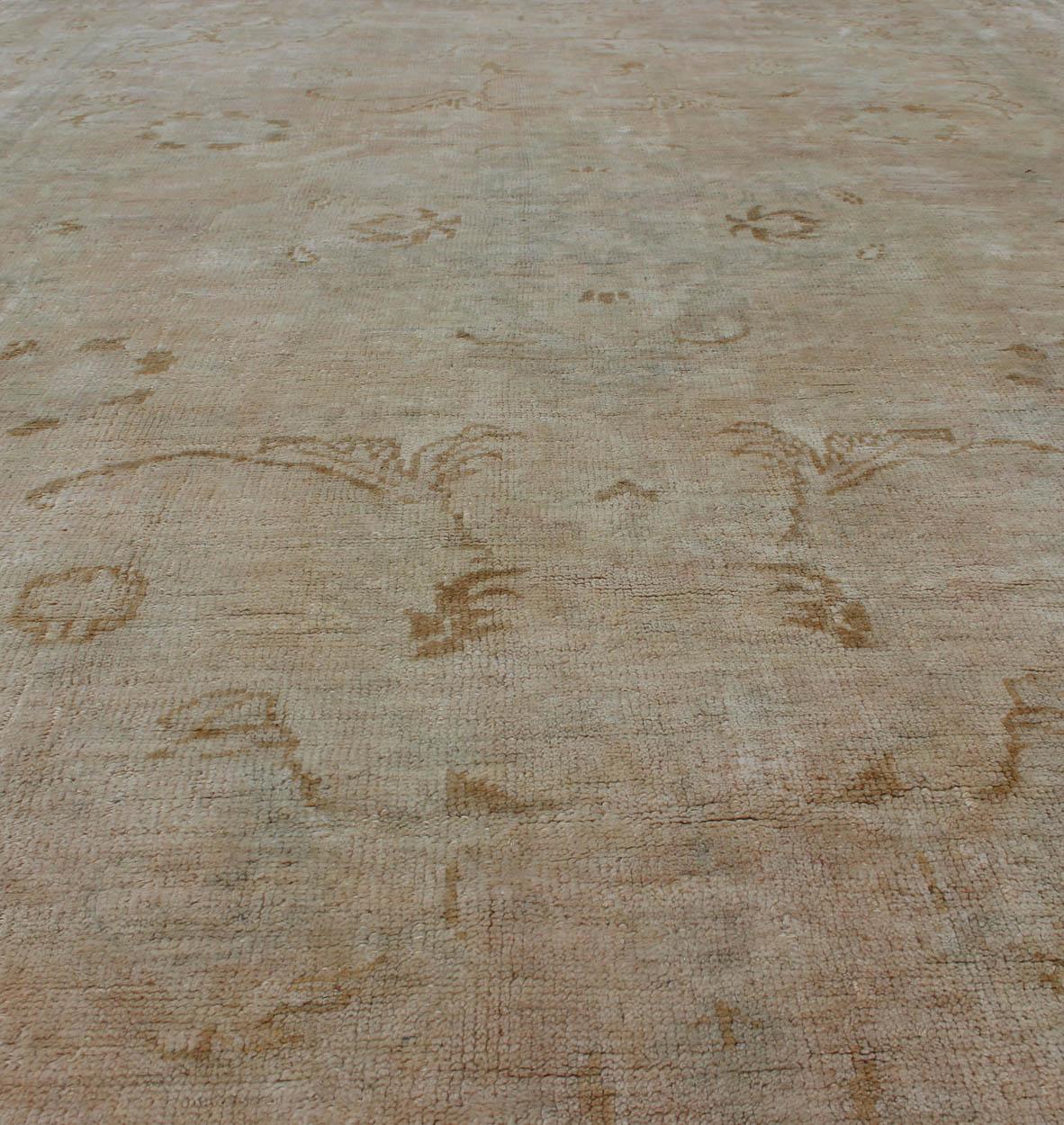 Tappeto Oushak vintage di metà secolo con sfondo crema e design floreale proveniente dalla Turchia in vendita 5