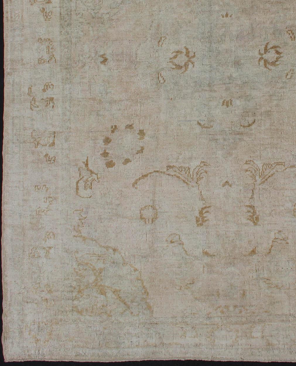Tappeto Oushak vintage di metà secolo a sfondo crema con disegno floreale, tappeto hj-37, paese d'origine/tipo: Turchia / Oushak, circa metà del XX secolo.

Prodotta a metà del XX secolo in Turchia, questa Oushak d'epoca è caratterizzata da una