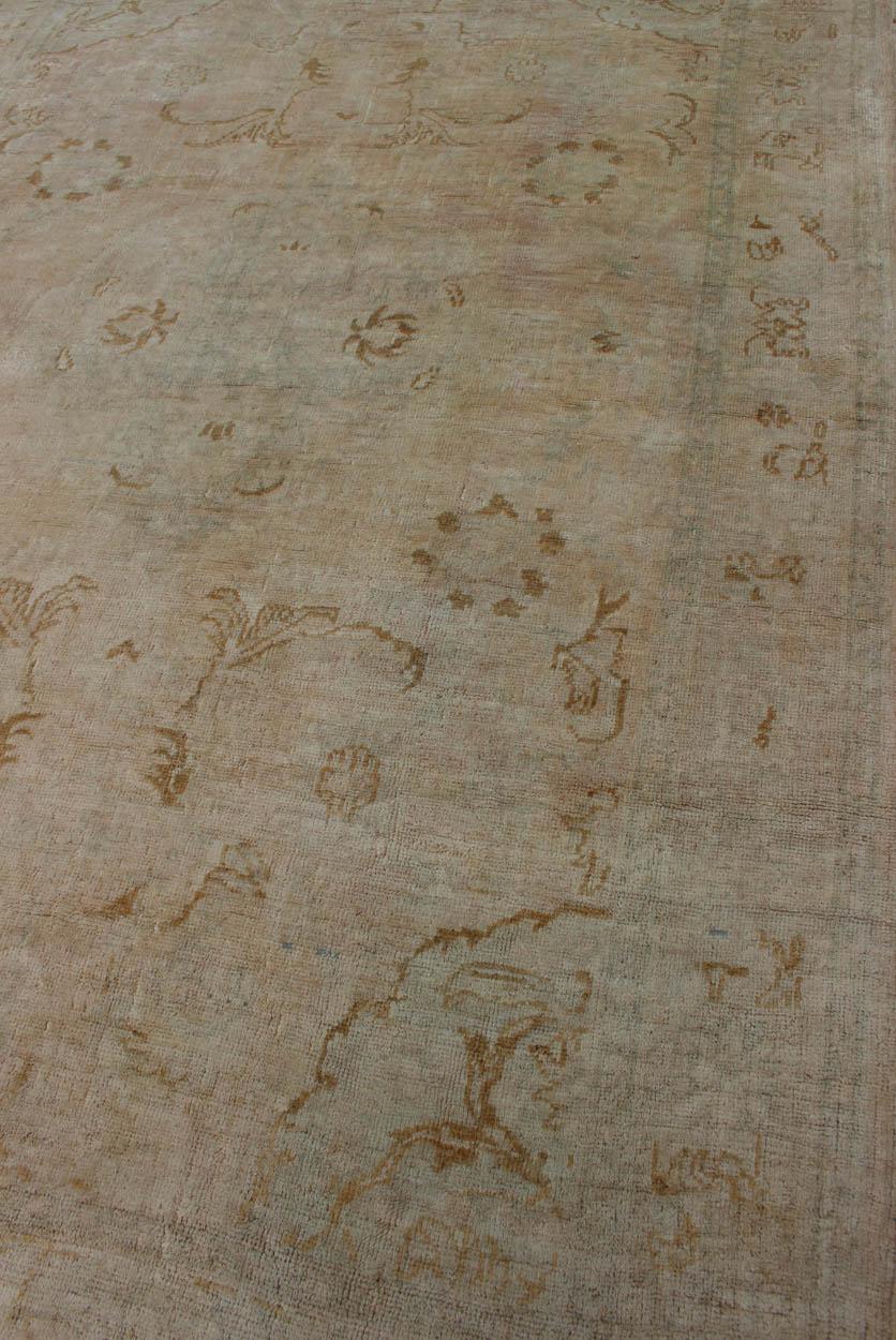 Tappeto Oushak vintage di metà secolo con sfondo crema e design floreale proveniente dalla Turchia In condizioni buone in vendita a Atlanta, GA