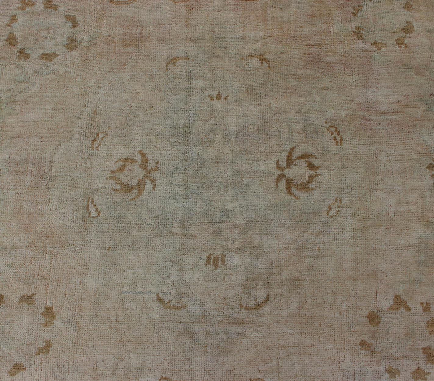 XX secolo Tappeto Oushak vintage di metà secolo con sfondo crema e design floreale proveniente dalla Turchia in vendita