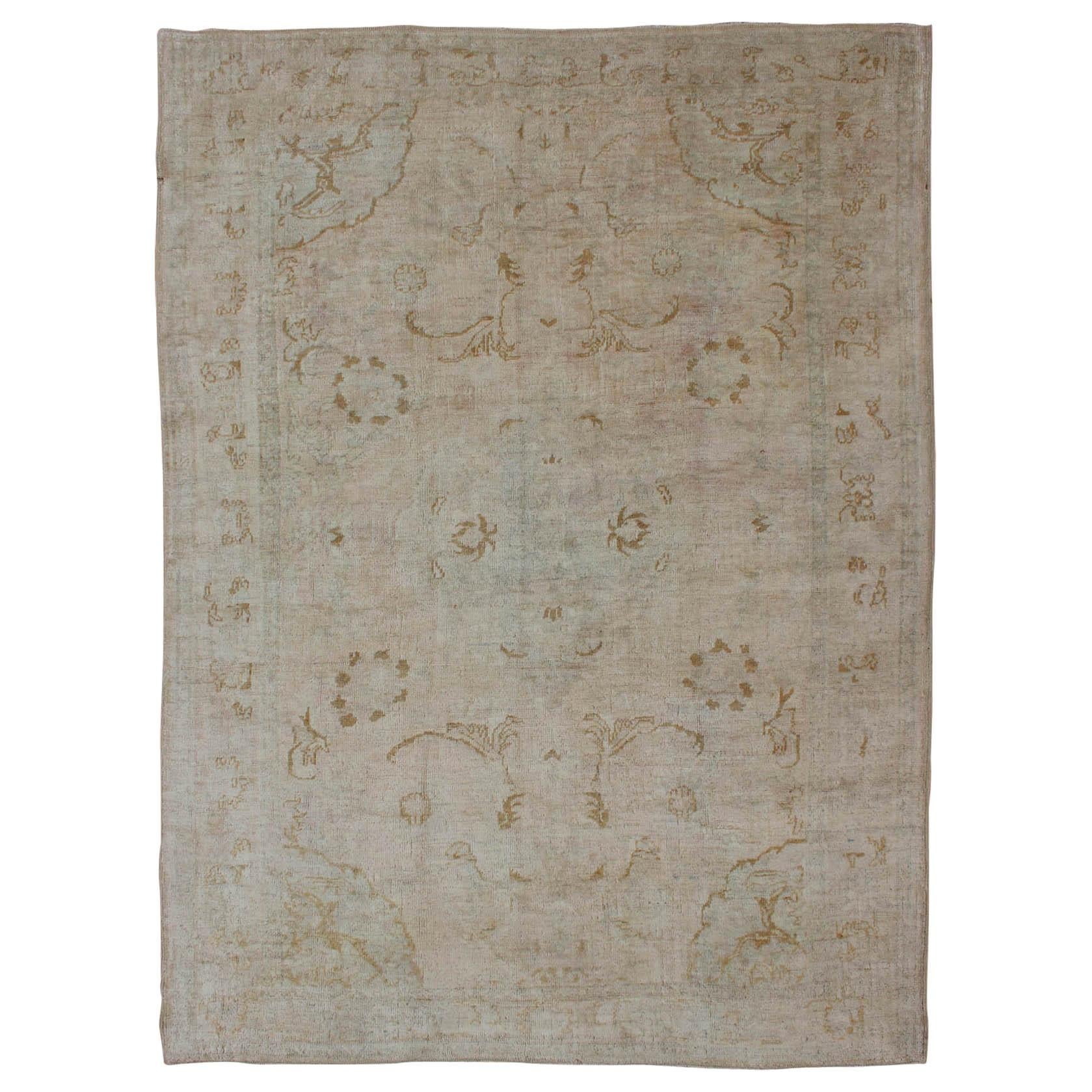 Tapis d'Oushak de Turquie à fond crème du milieu du siècle dernier, avec motif floral