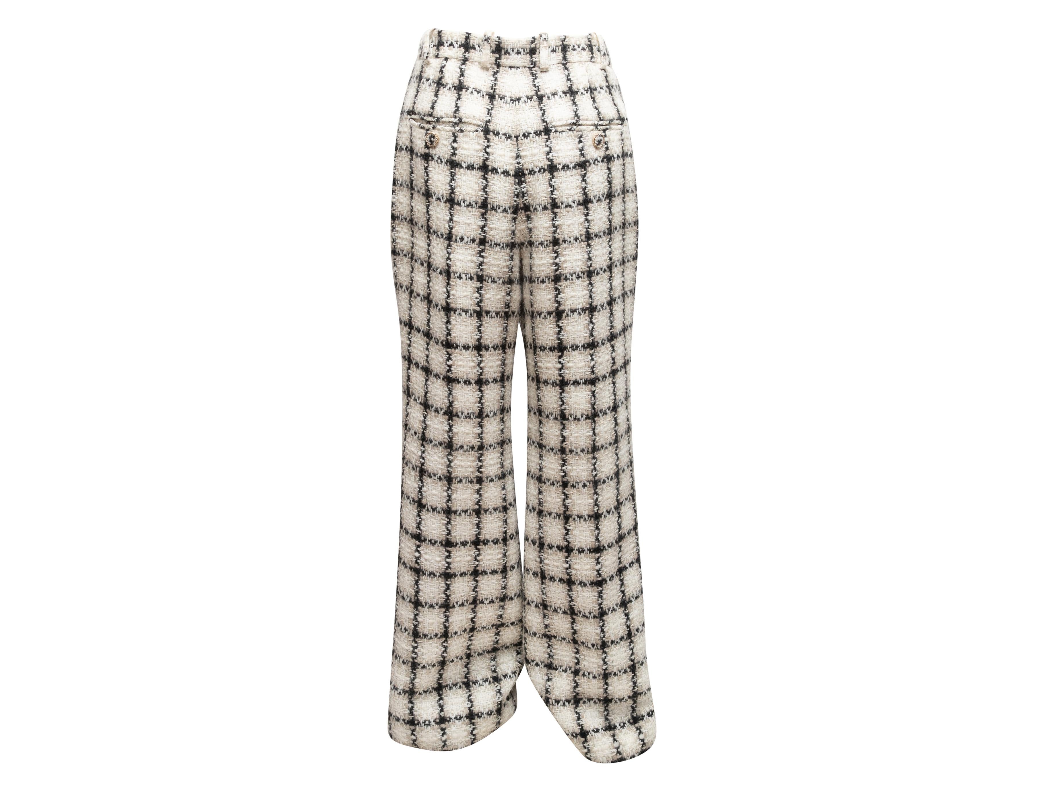 Cream and black wool-blend plaid tweed trousers by Chanel. Four pockets. Fron zip closure. Designer size 40. 30