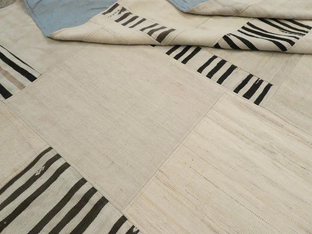 Zeitgenössischer handgefertigter türkischer Flachgewebter Kelim-Teppich in Creme und Schwarz in Zimmergröße im Angebot 2