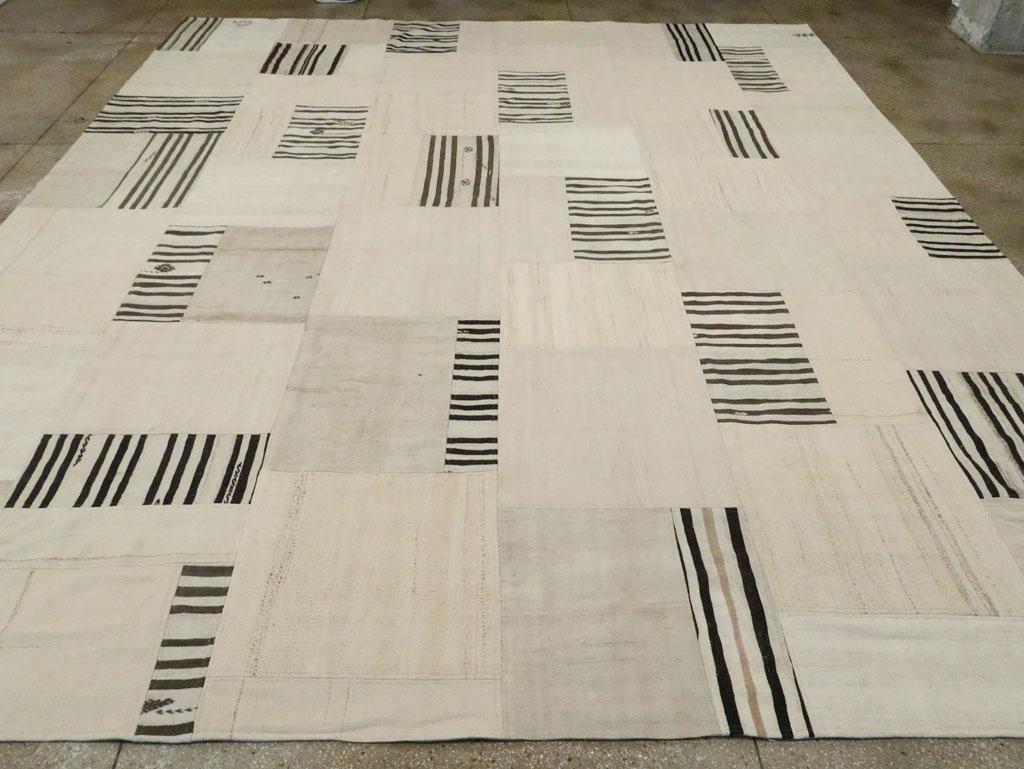 Cream & Black Contemporary Handmade Turkish Flatweave Kilim Room Size Carpet In New Condition For Sale In New York, NY