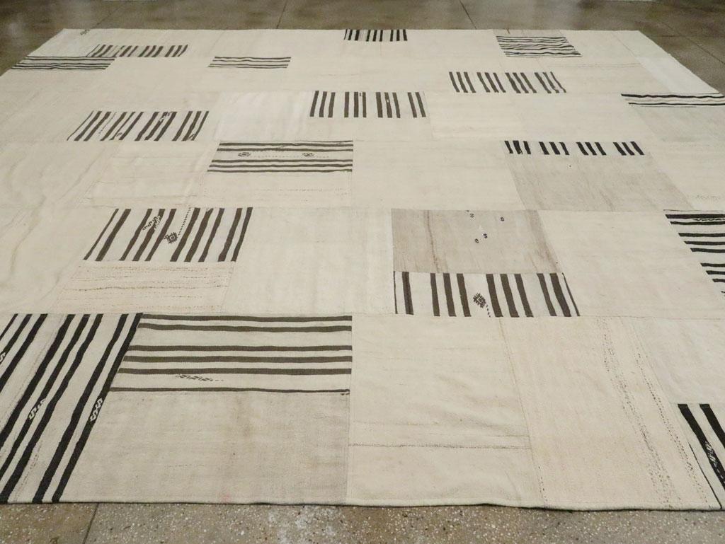 Zeitgenössischer handgefertigter türkischer Flachgewebter Kelim-Teppich in Creme und Schwarz in Zimmergröße (21. Jahrhundert und zeitgenössisch) im Angebot