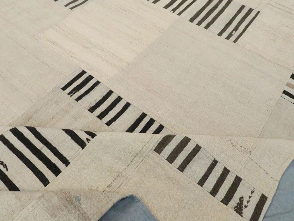 Zeitgenössischer handgefertigter türkischer Flachgewebter Kelim-Teppich in Creme und Schwarz in Zimmergröße im Angebot 1