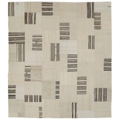 Tappeto Kilim contemporaneo crema e nero, fatto a mano e a trama piatta, per una stanza.