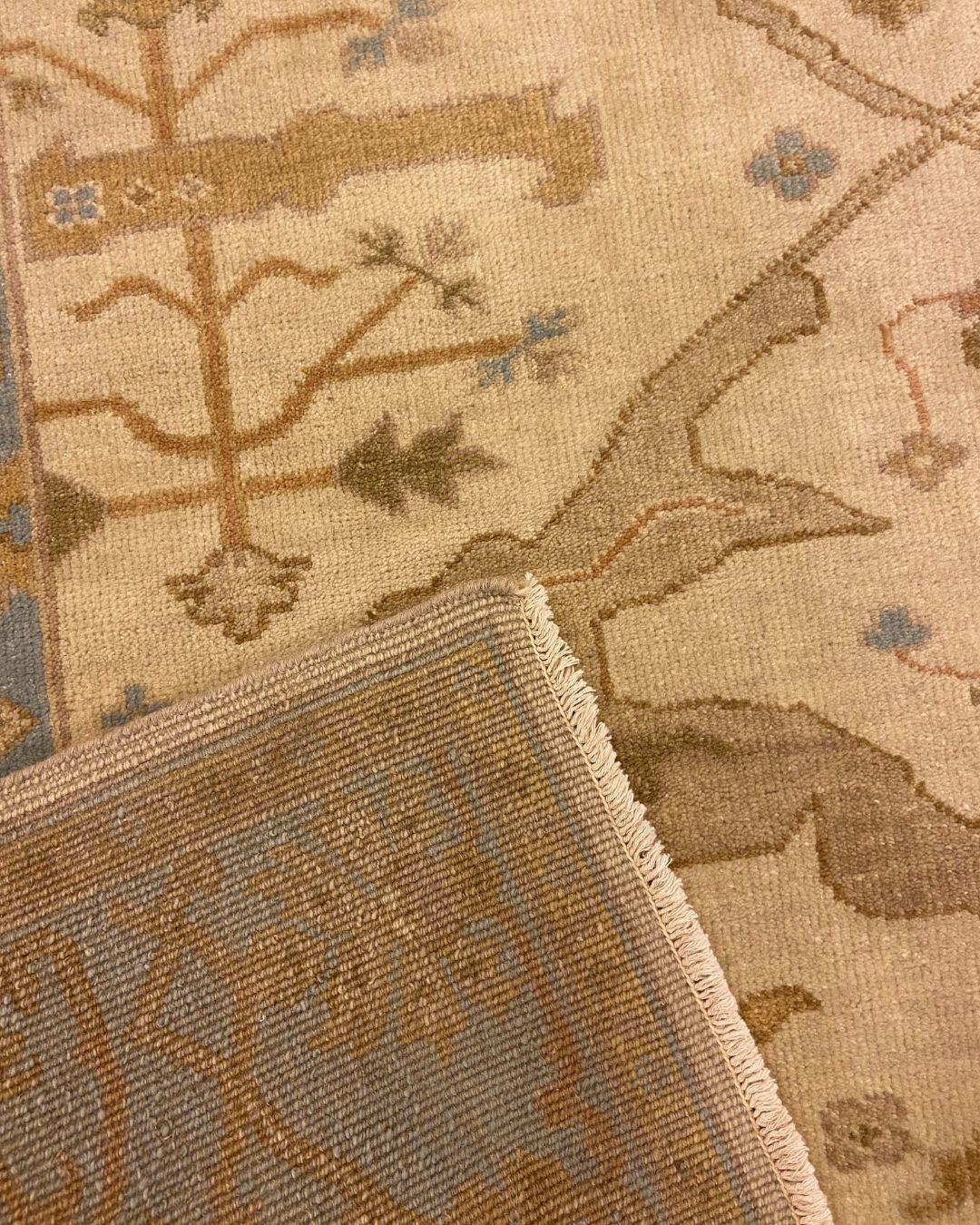 Cremefarbener, blauer und erdfarbener Oushak-Teppich aus Wolle mit Blumenmotiven, 6' x 9' (Indisch) im Angebot