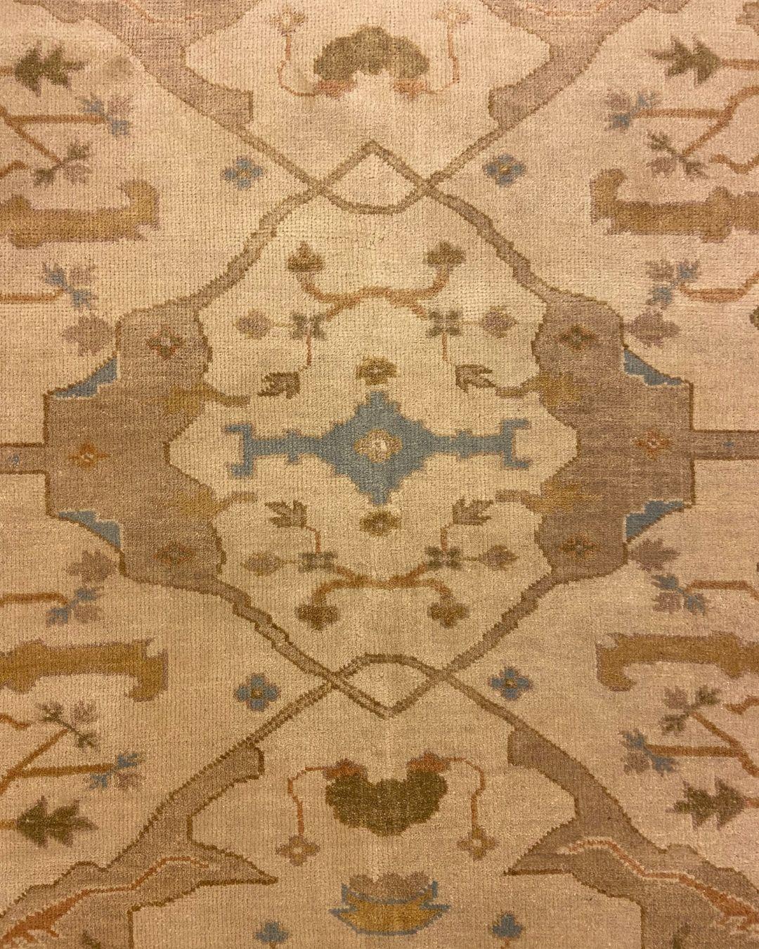 Cremefarbener, blauer und erdfarbener Oushak-Teppich aus Wolle mit Blumenmotiven, 6' x 9' (Handgeknüpft) im Angebot