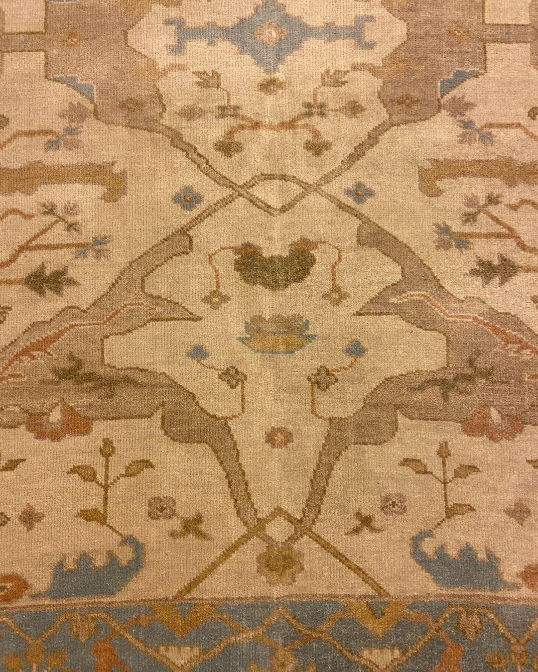 Cremefarbener, blauer und erdfarbener Oushak-Teppich aus Wolle mit Blumenmotiven, 6' x 9' im Zustand „Neu“ im Angebot in New York, NY