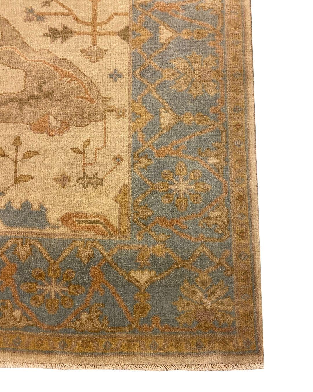 Cremefarbener, blauer und erdfarbener Oushak-Teppich aus Wolle mit Blumenmotiven, 6' x 9' (21. Jahrhundert und zeitgenössisch) im Angebot