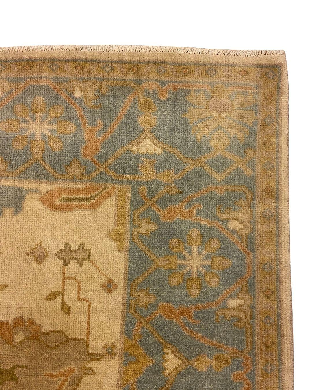 Cremefarbener, blauer und erdfarbener Oushak-Teppich aus Wolle mit Blumenmotiven, 6' x 9' im Angebot 2