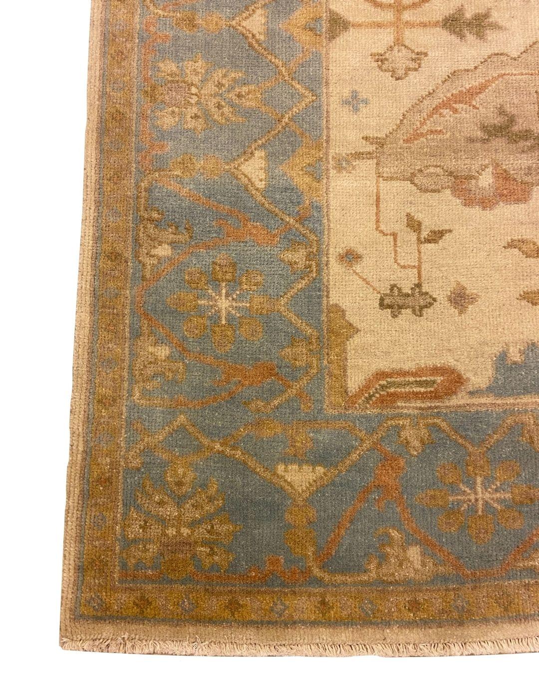 Cremefarbener, blauer und erdfarbener Oushak-Teppich aus Wolle mit Blumenmotiven, 6' x 9' im Angebot 3