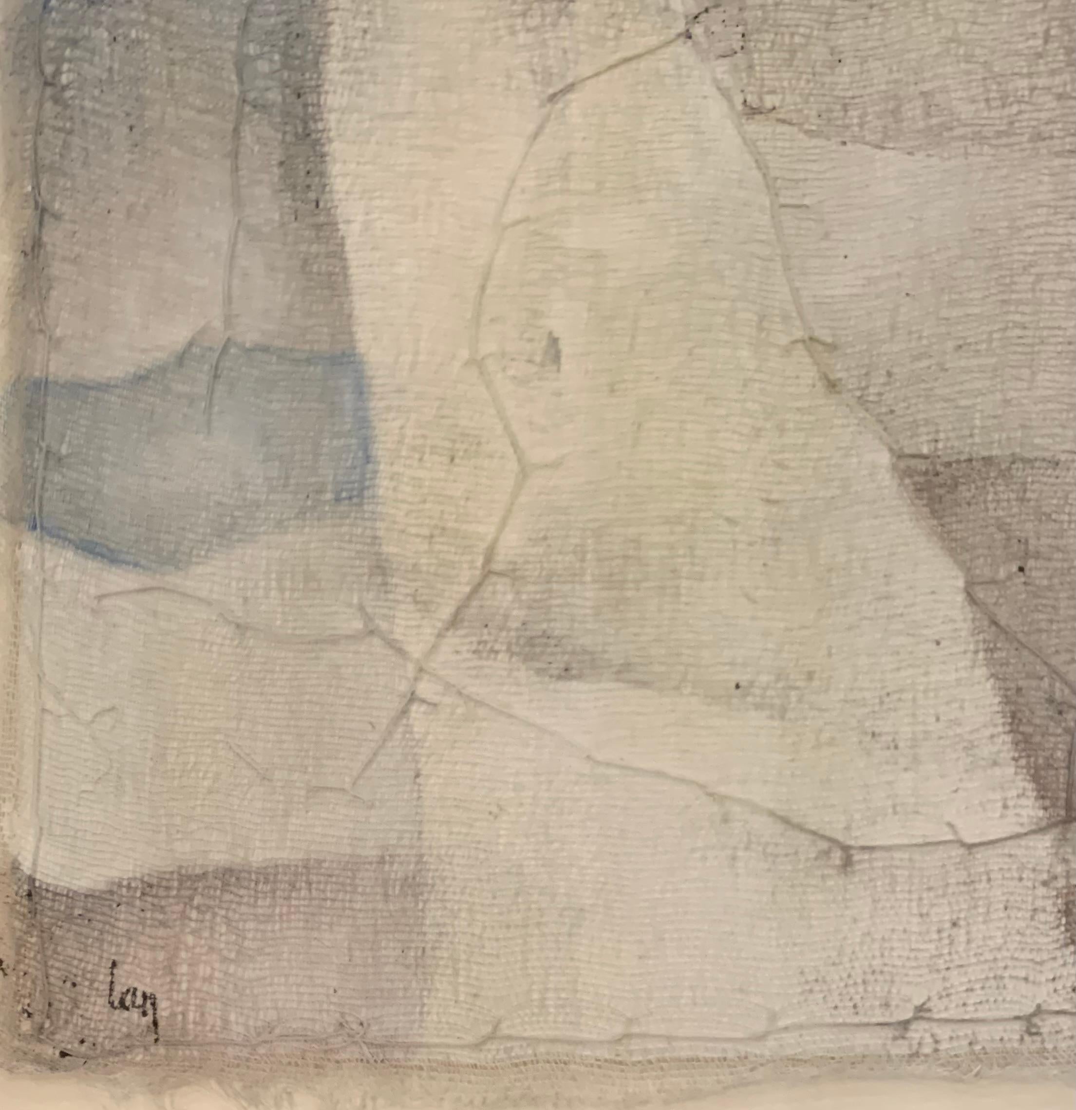 L'artiste belge contemporaine Diane Petry crée ses propres toiles à trois couches en utilisant du coton pima, de la gaze et du papier fin.
Les bords bruts et les fils appliqués ajoutent texture et dimension.
Centre crème avec bleu et mauve pâle sur