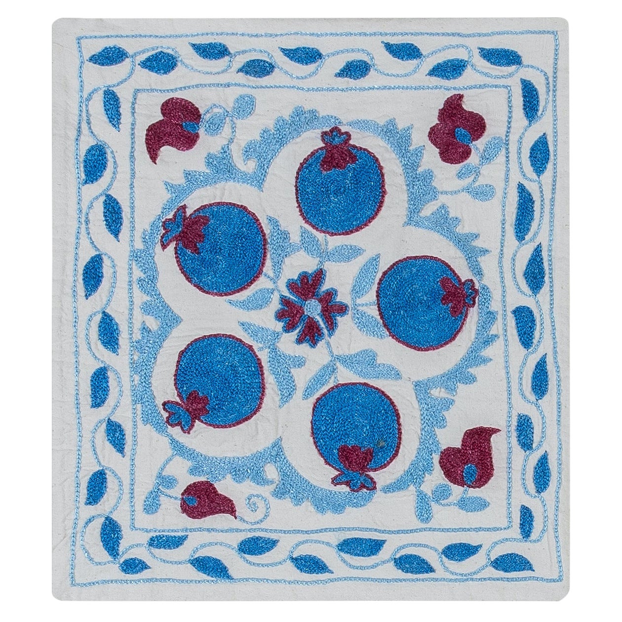 Copricuscino in pizzo tessile Suzani ricamato in seta color crema, blu e rosso scuro in vendita
