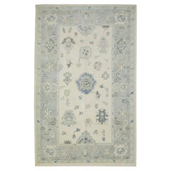 Tapis turc Oushak en laine tissée à la main, crème et bleu, à motifs floraux 6' x 9'.