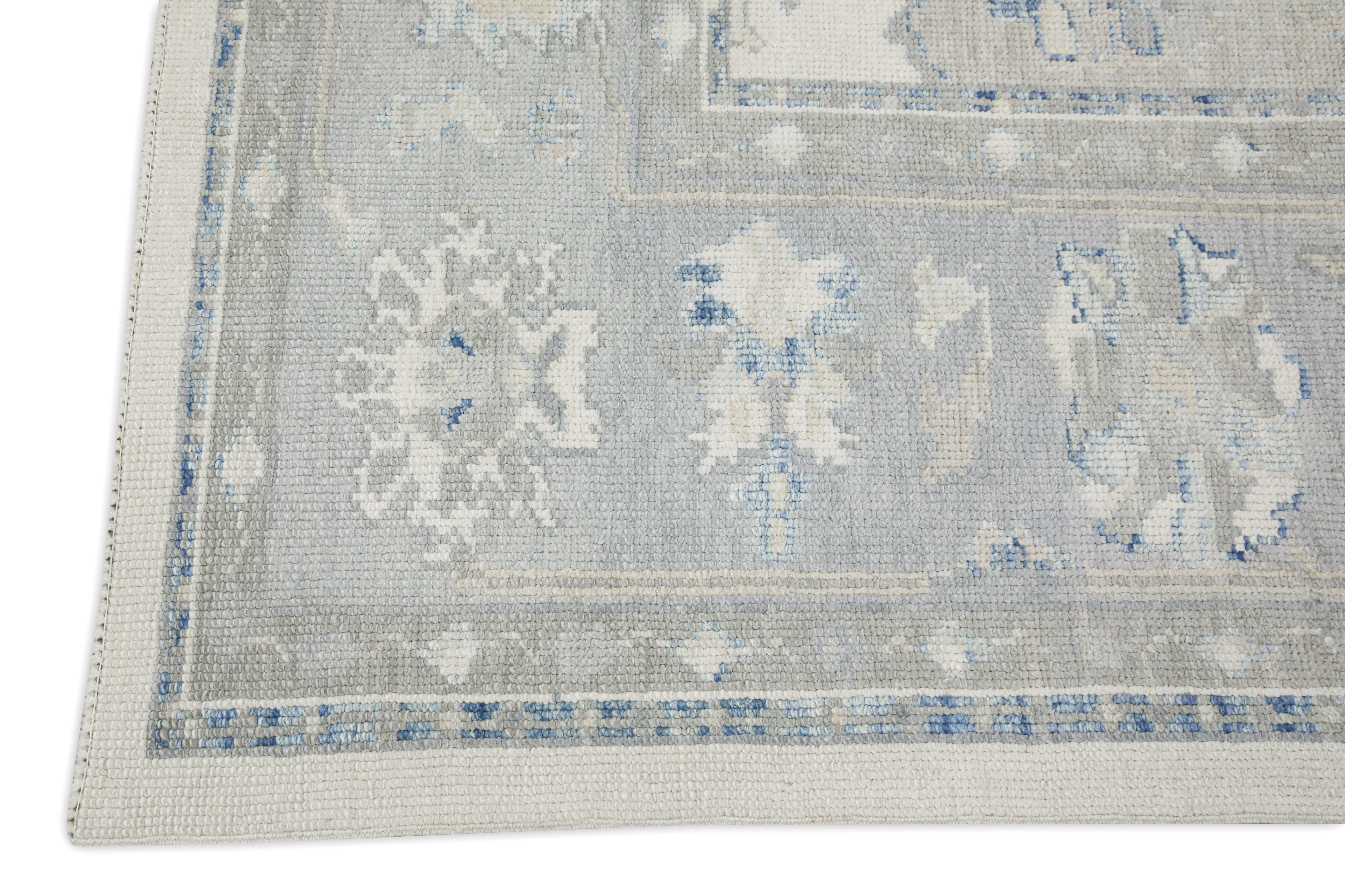 Turc Tapis turc Oushak en laine tissé à la main à motifs floraux crème et bleu 9'4 po. X 11'7 po. en vente
